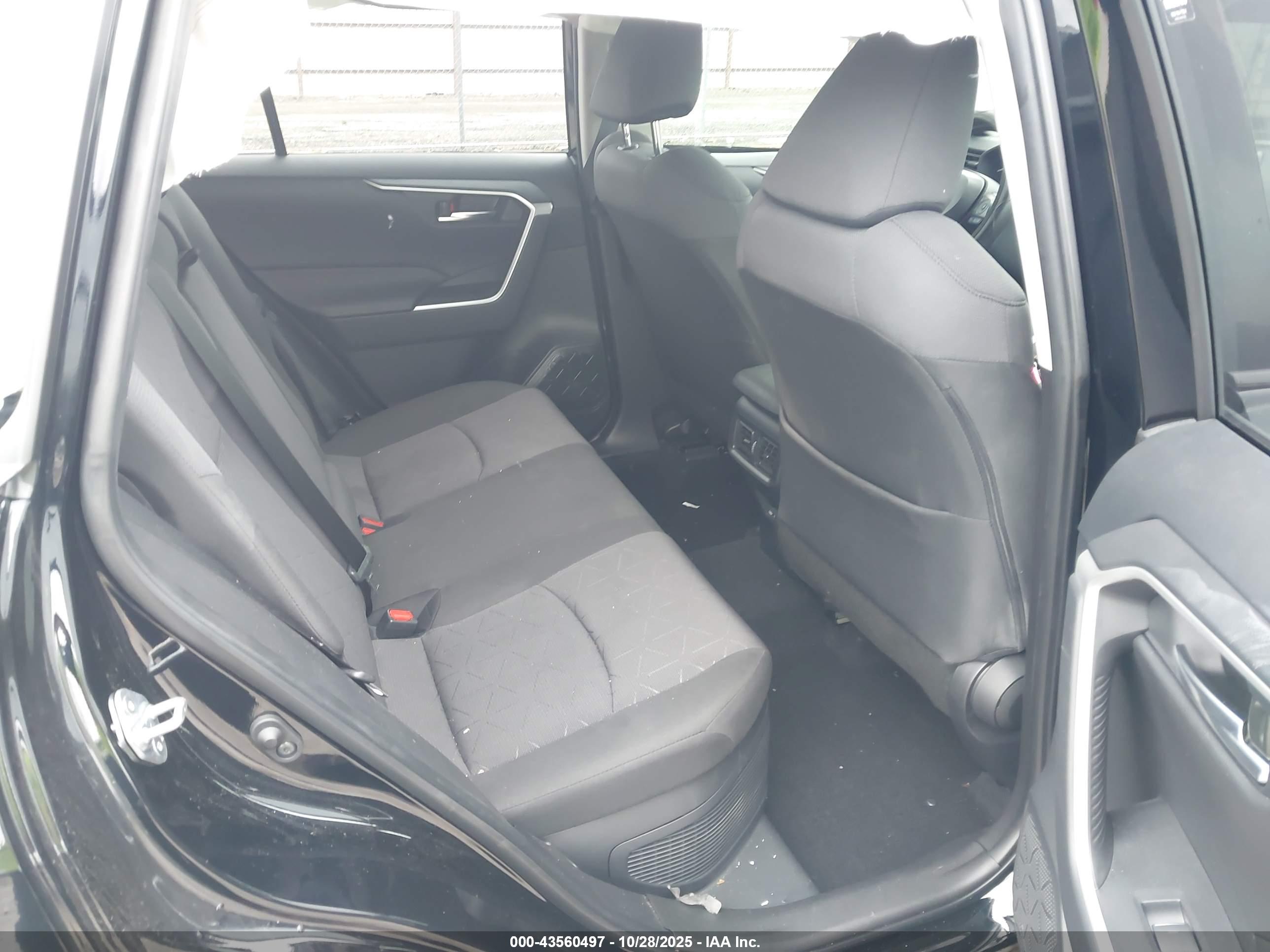 TOYOTA RAV4 image 8