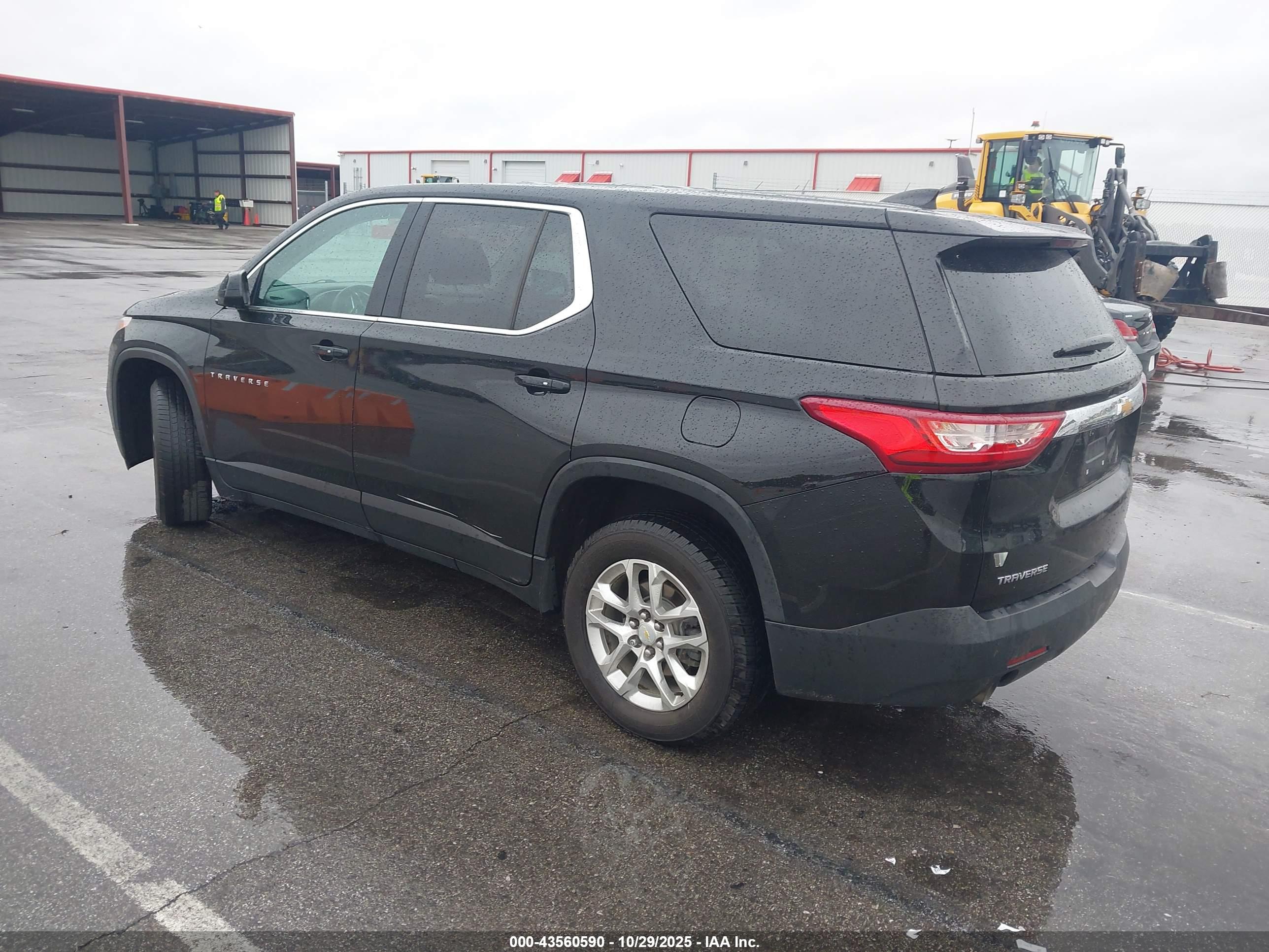 CHEVROLET TRAVERSE image 3