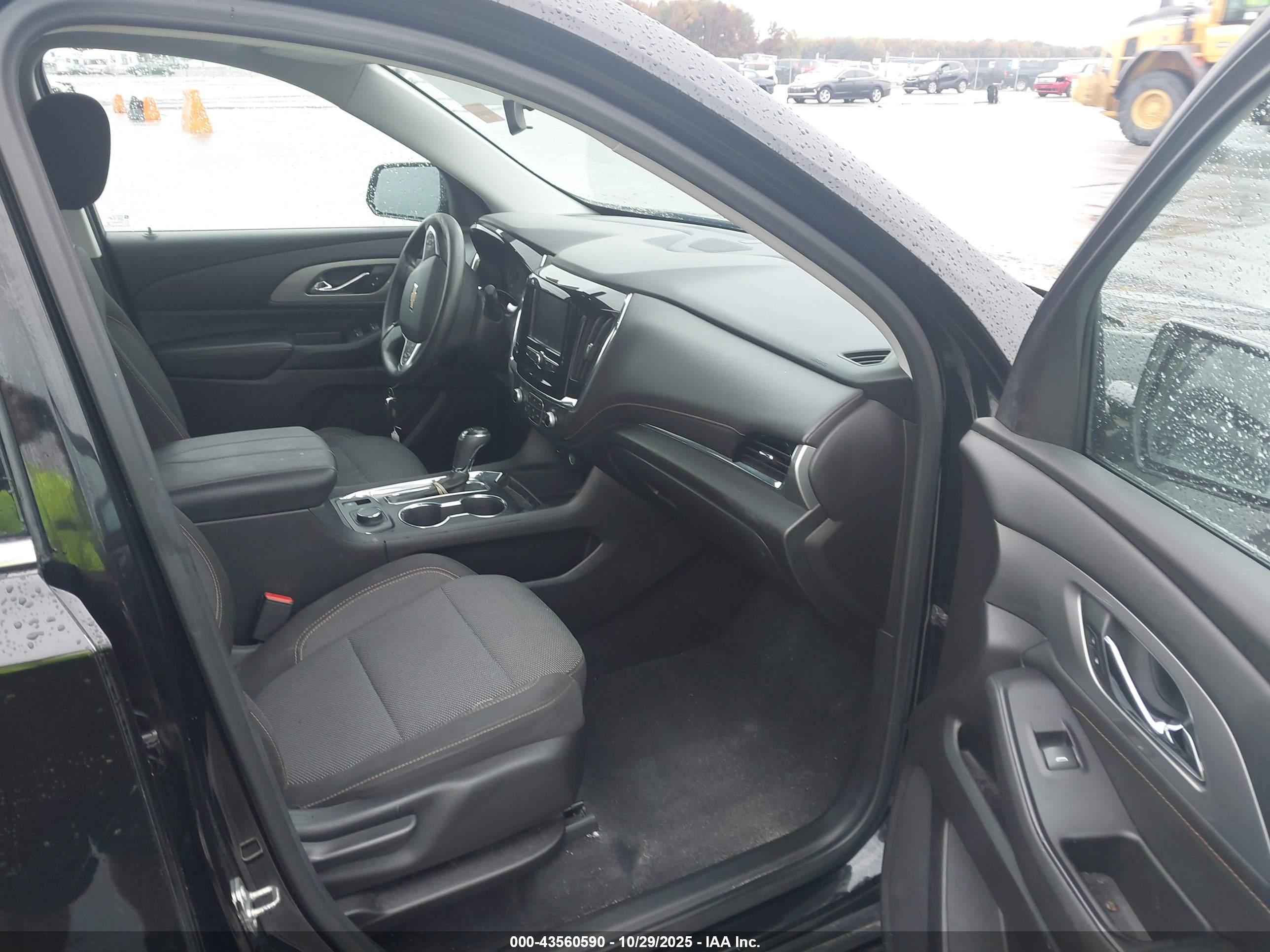 CHEVROLET TRAVERSE image 5