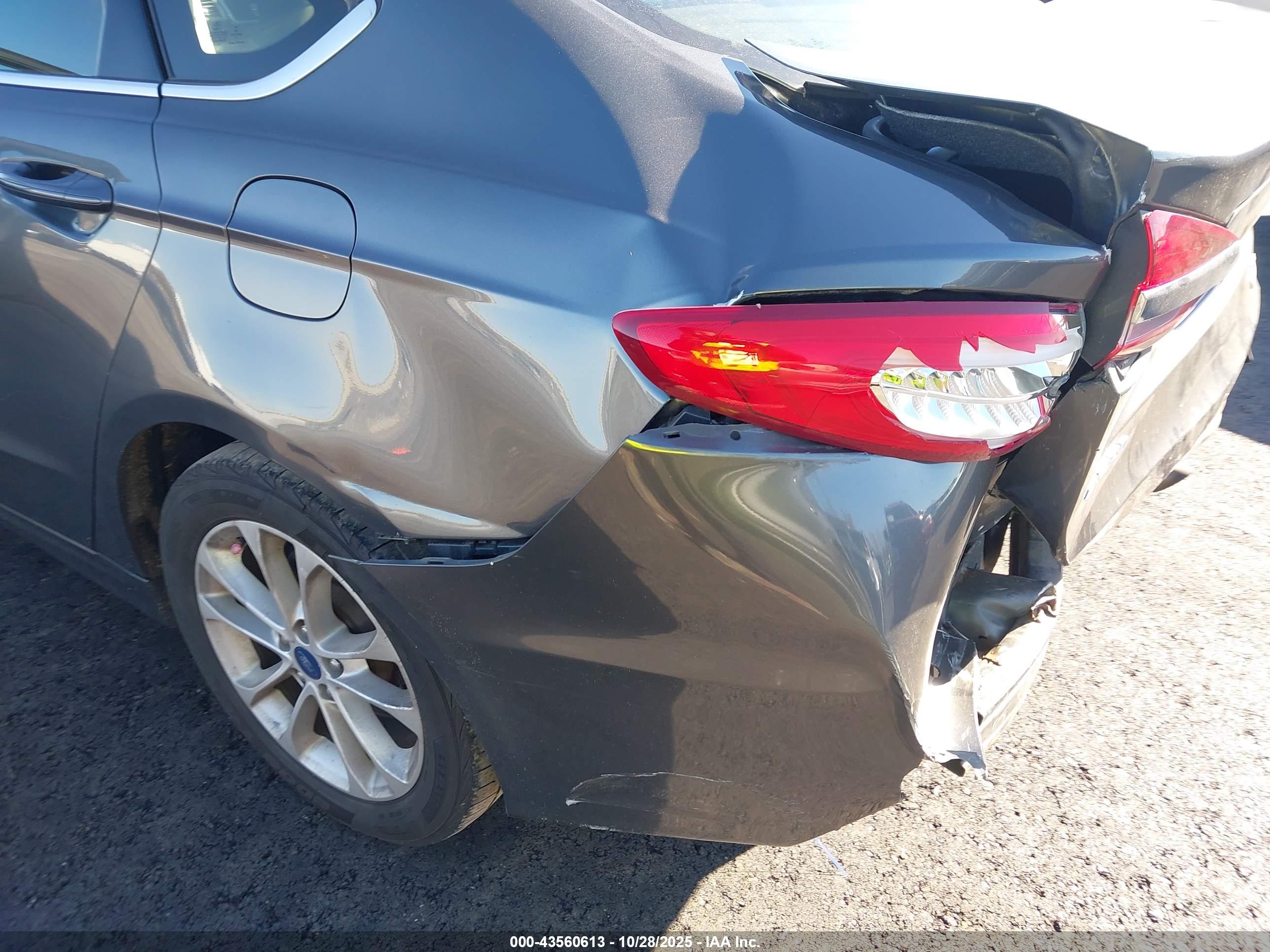 FORD FUSION image 6