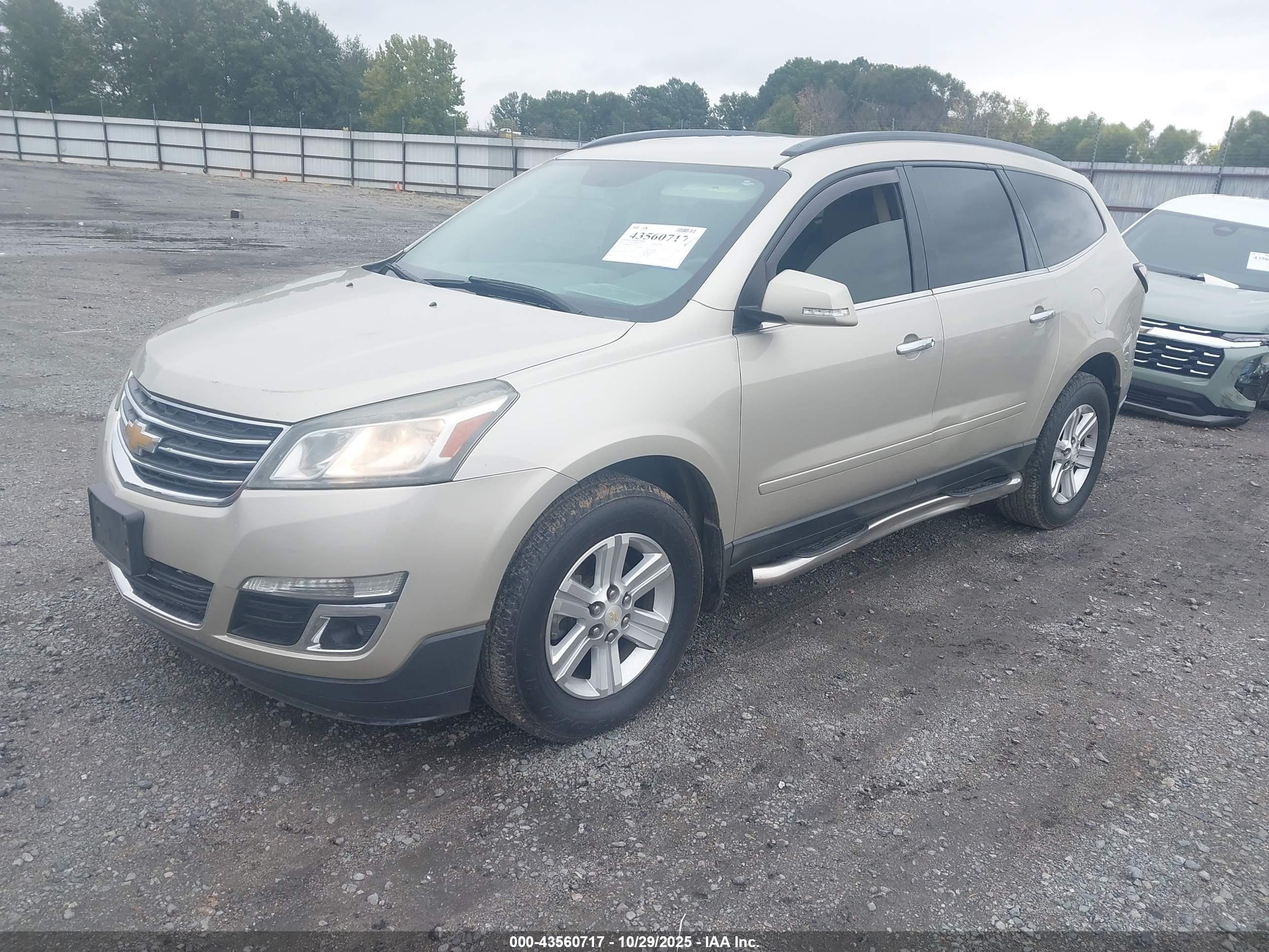 CHEVROLET TRAVERSE image 2