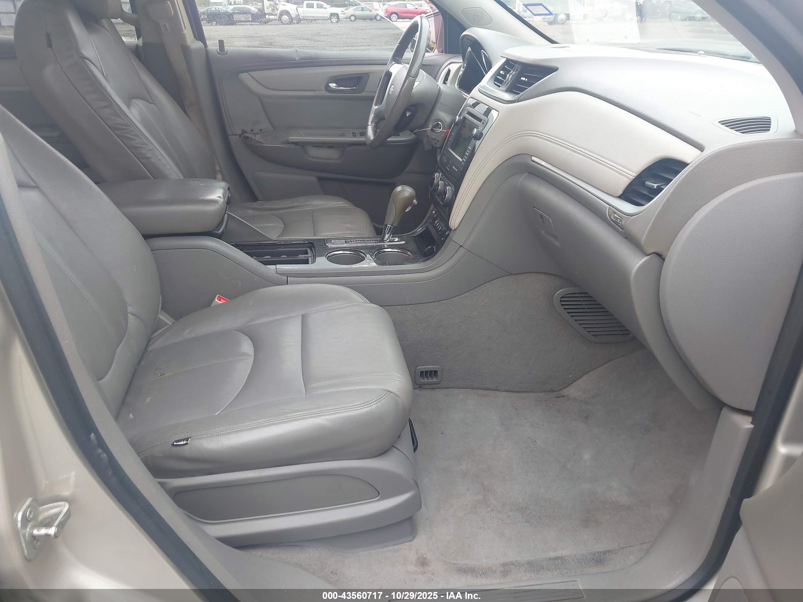 CHEVROLET TRAVERSE image 5