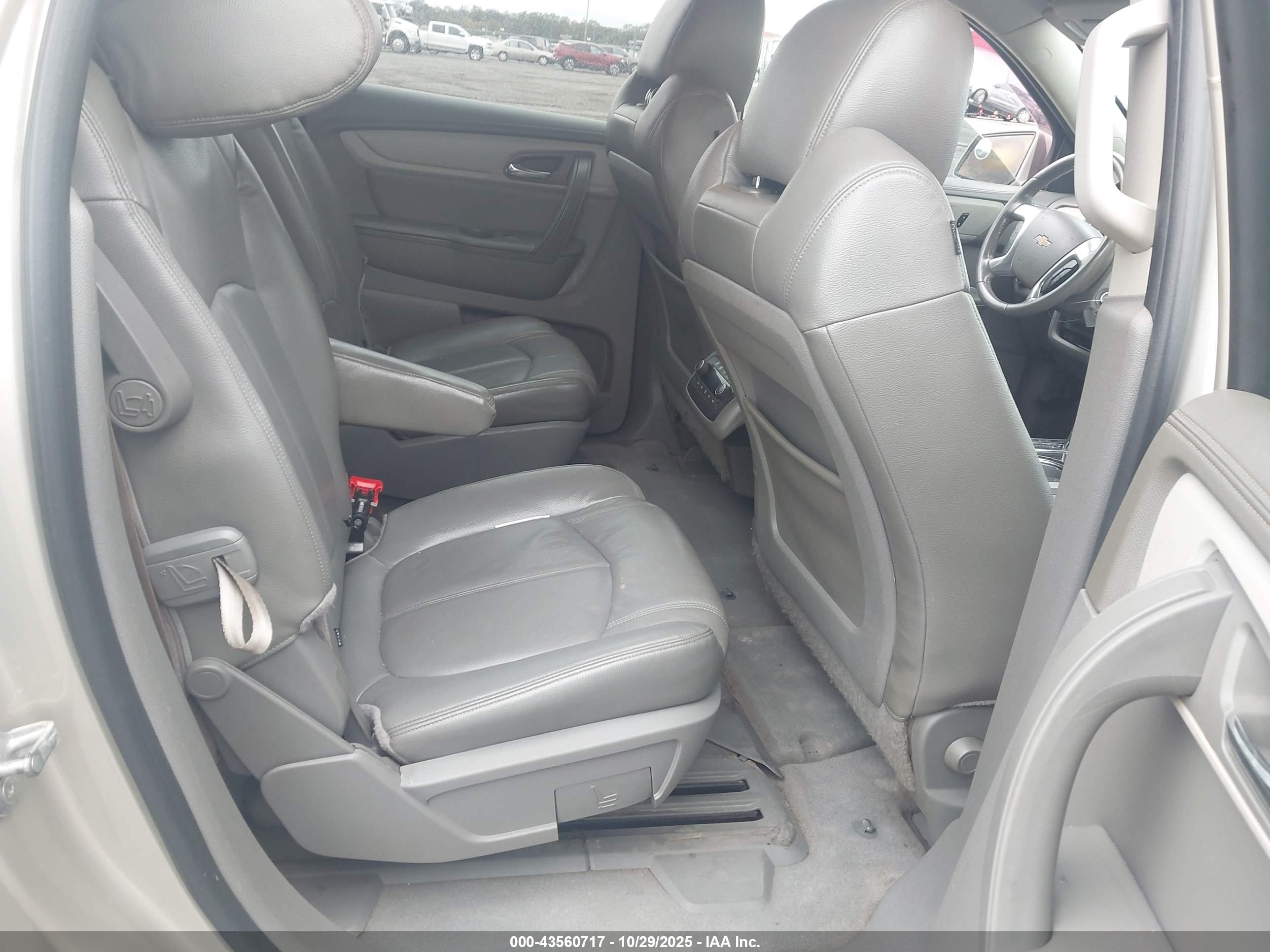 CHEVROLET TRAVERSE image 8