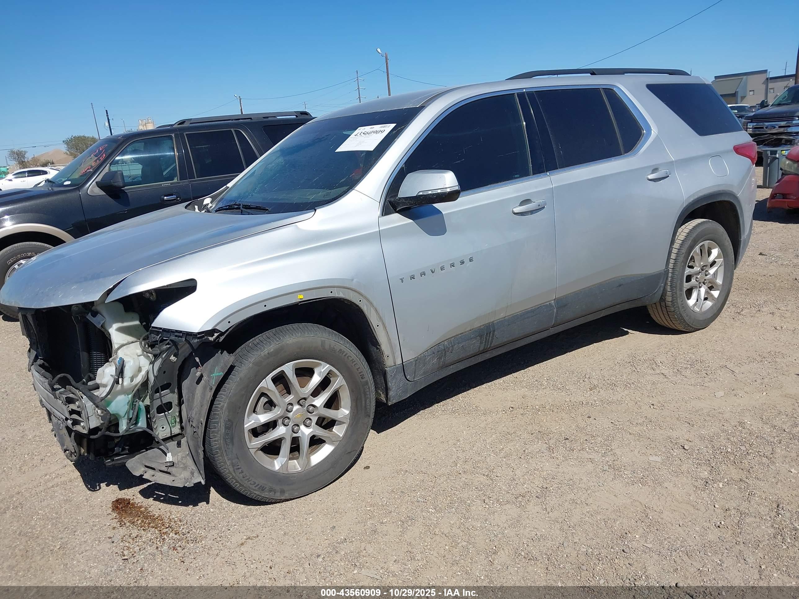 CHEVROLET TRAVERSE image 2