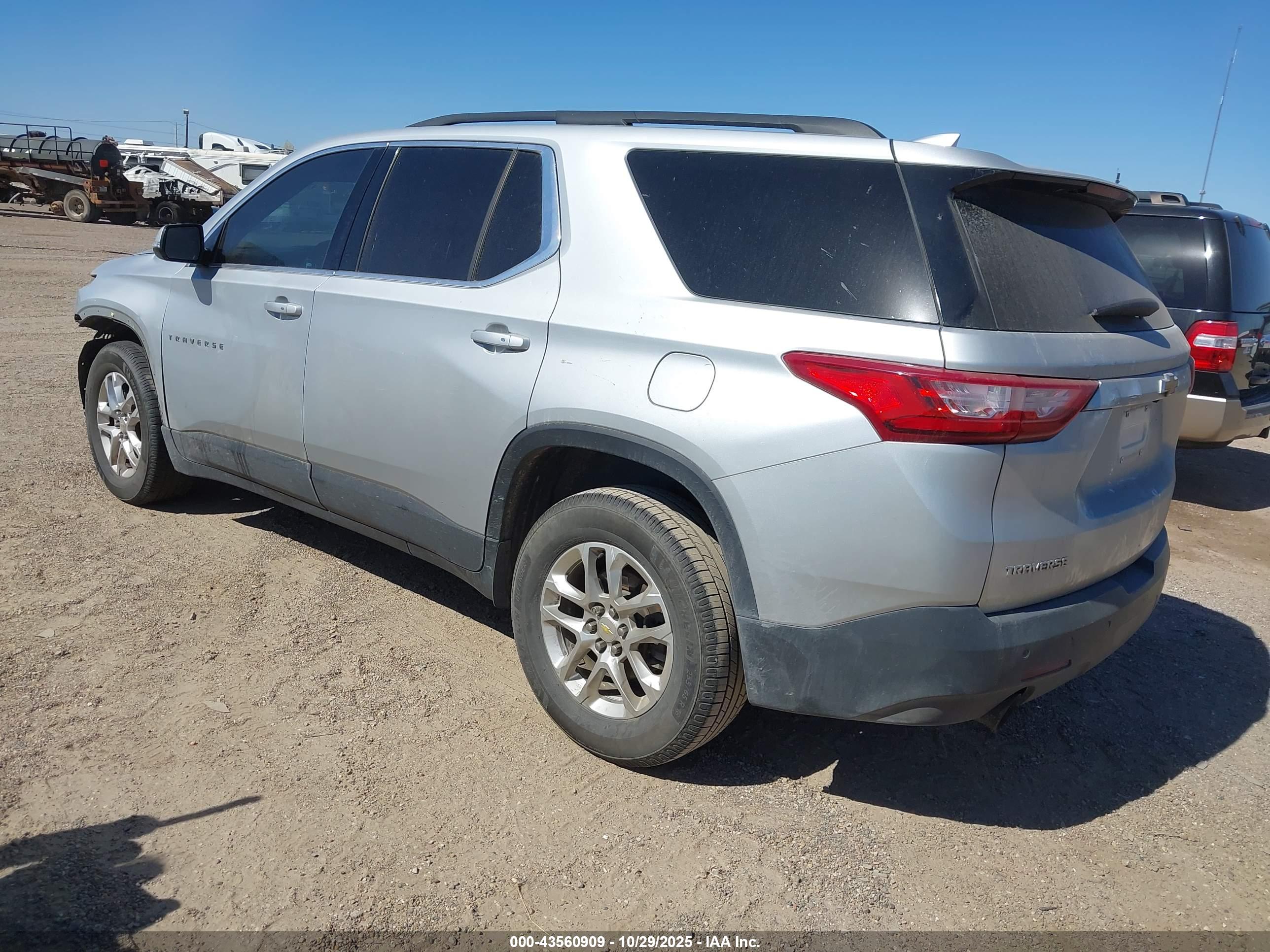 CHEVROLET TRAVERSE image 3
