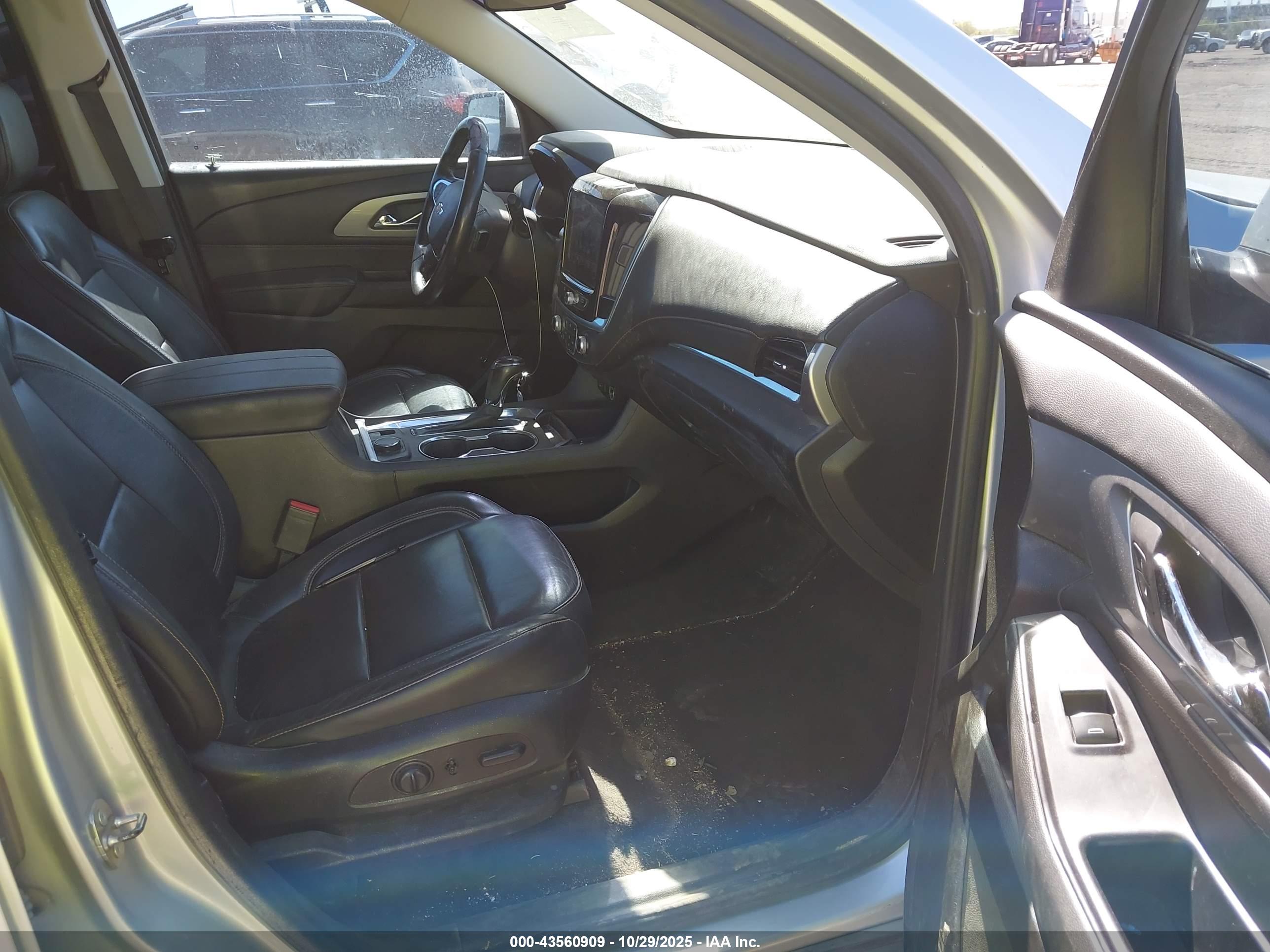 CHEVROLET TRAVERSE image 5