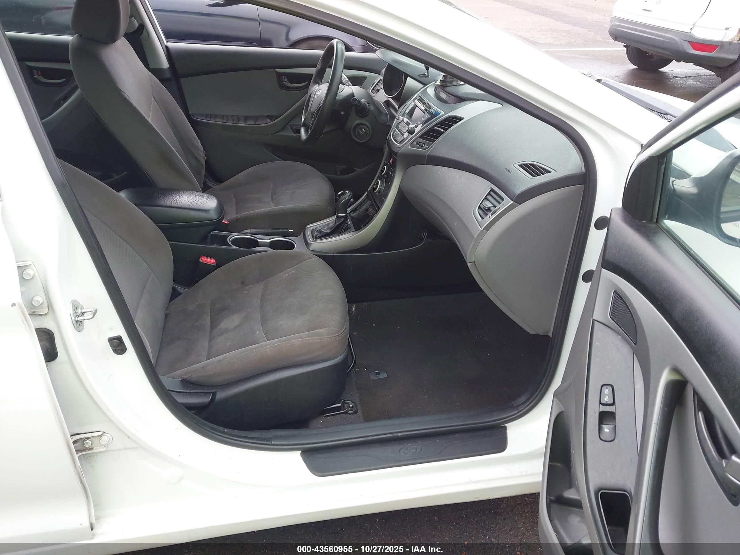 HYUNDAI ELANTRA image 5