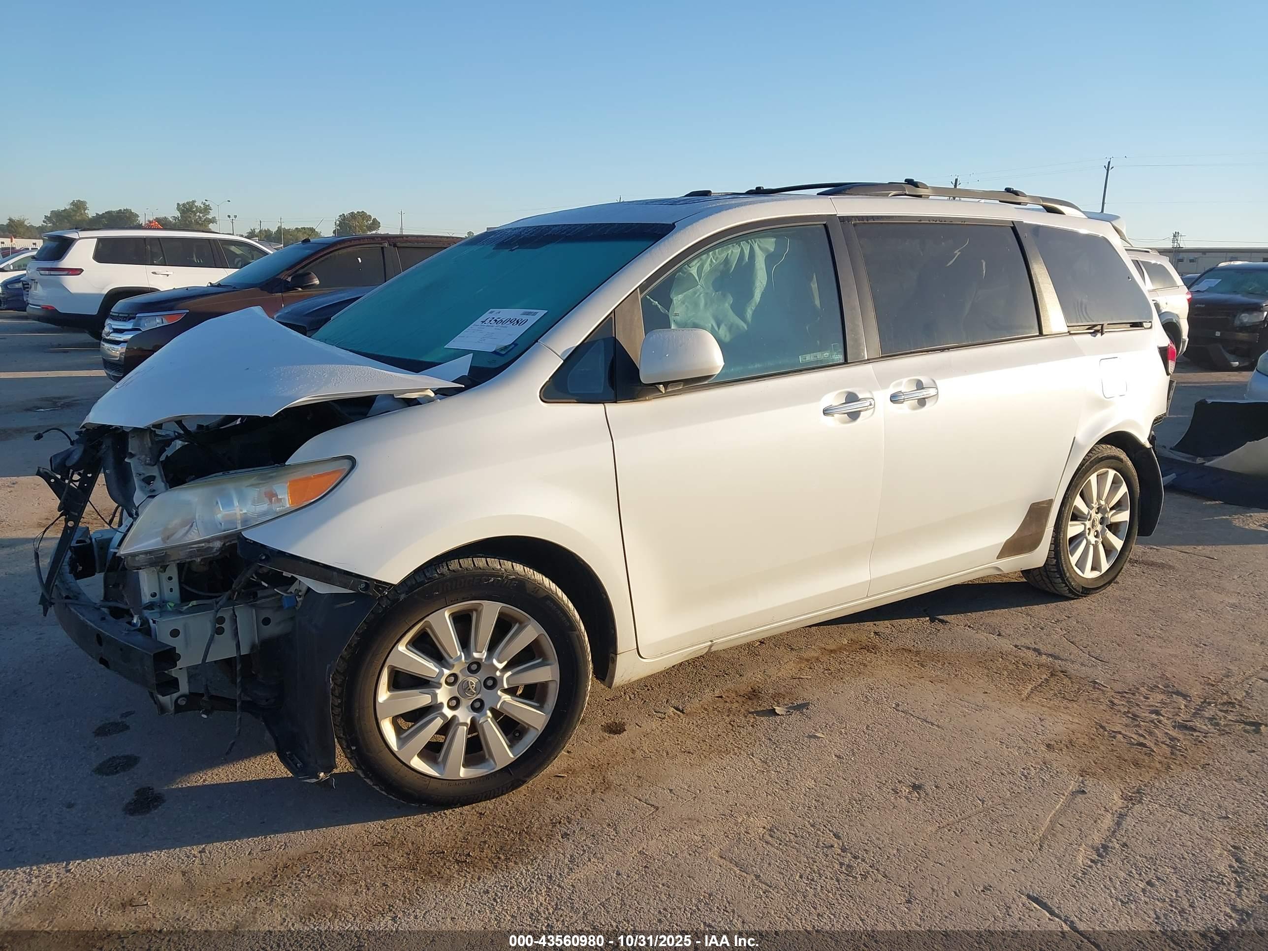 TOYOTA SIENNA image 2