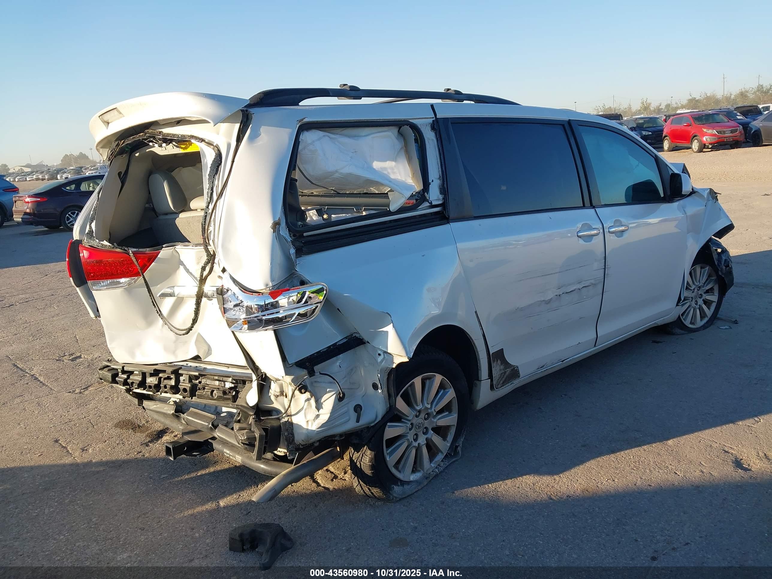 TOYOTA SIENNA image 4