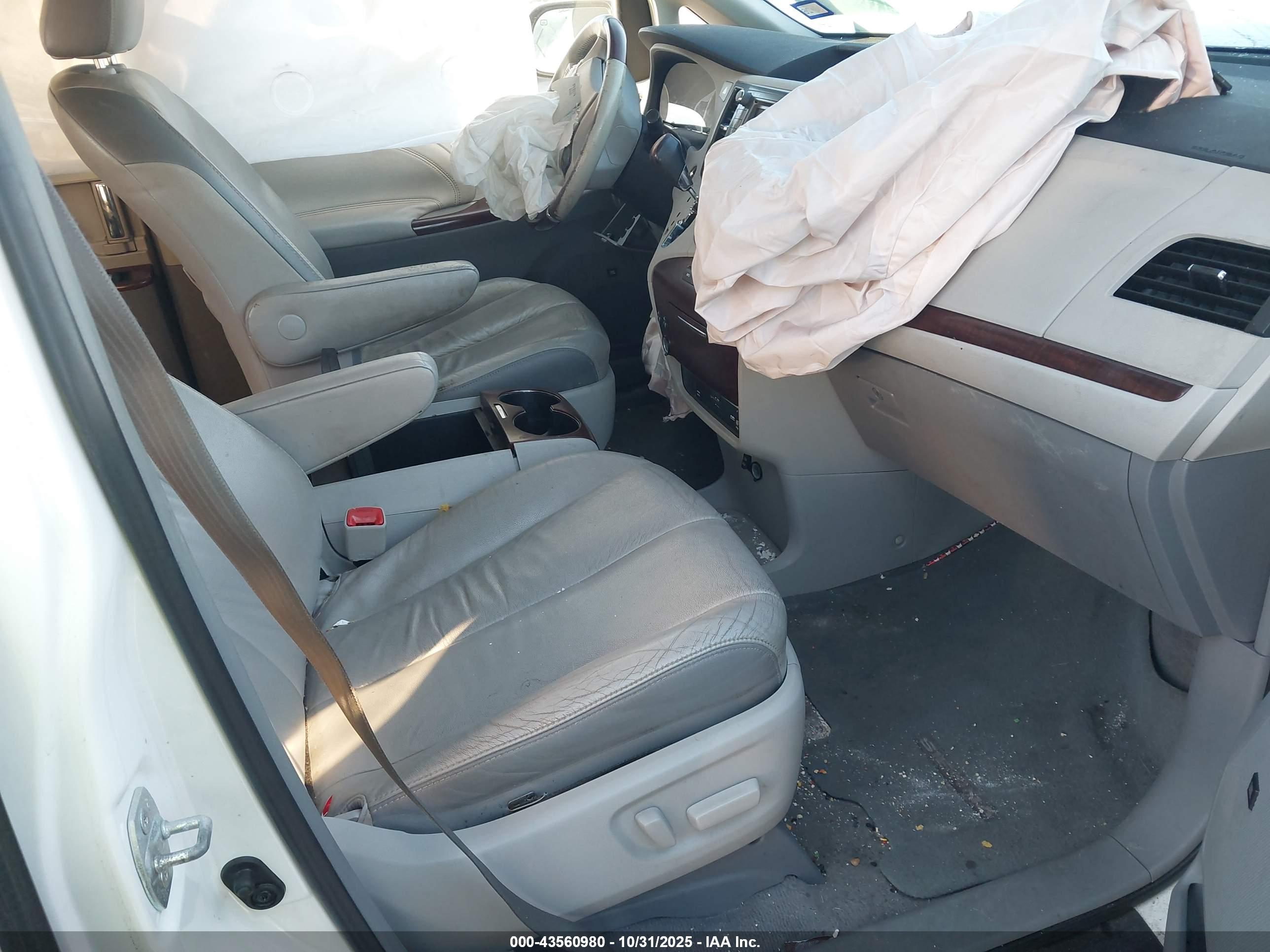 TOYOTA SIENNA image 5