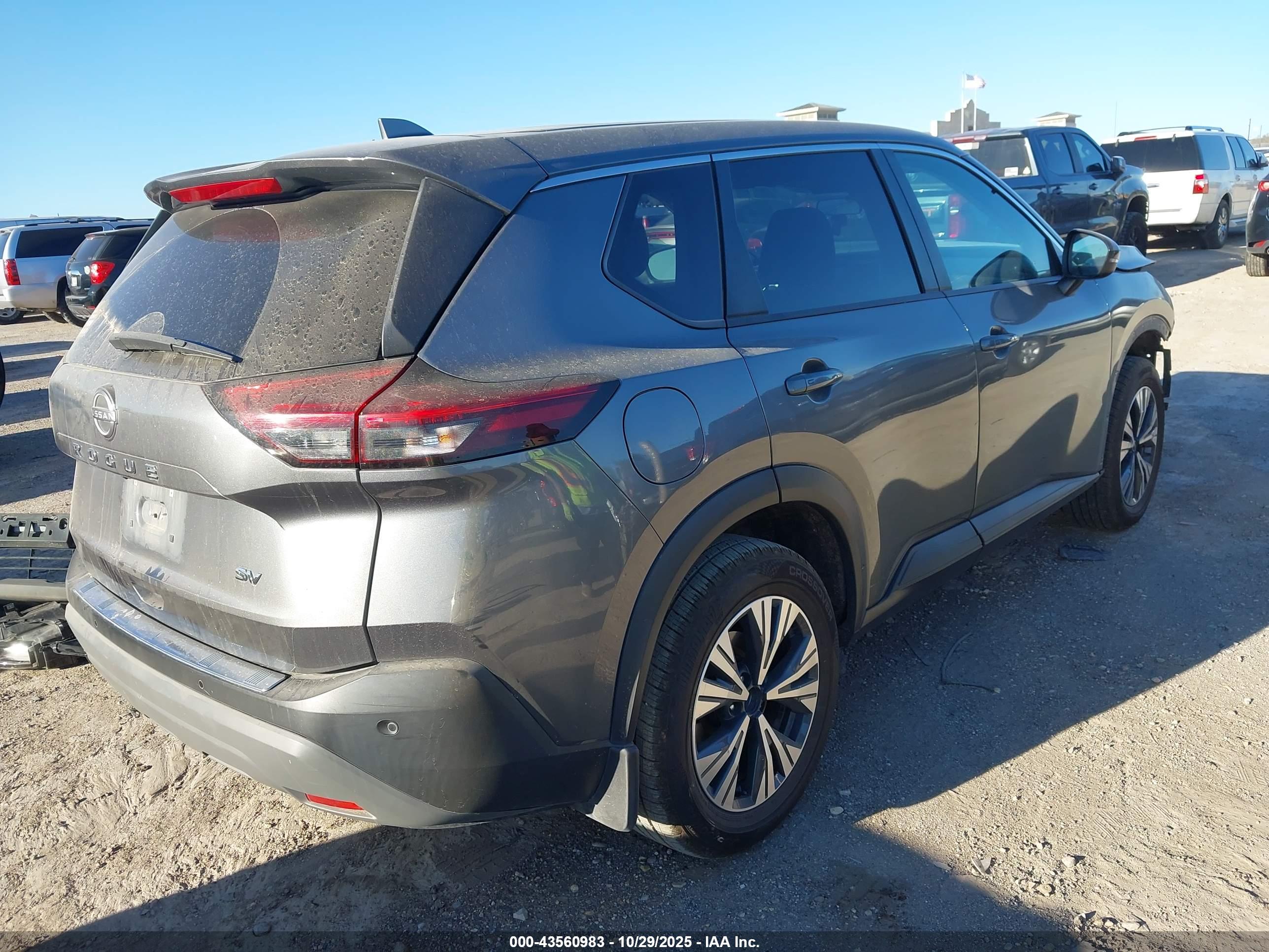 NISSAN ROGUE image 4