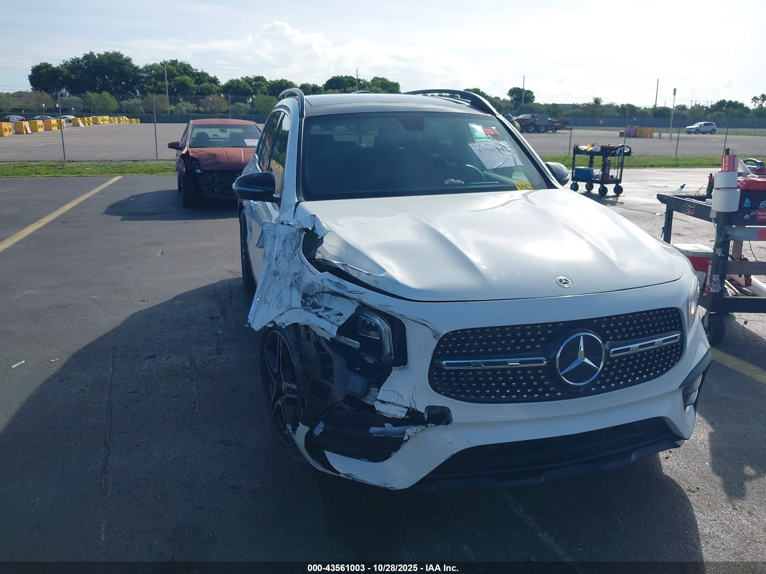 MERCEDES-BENZ GLB image 6