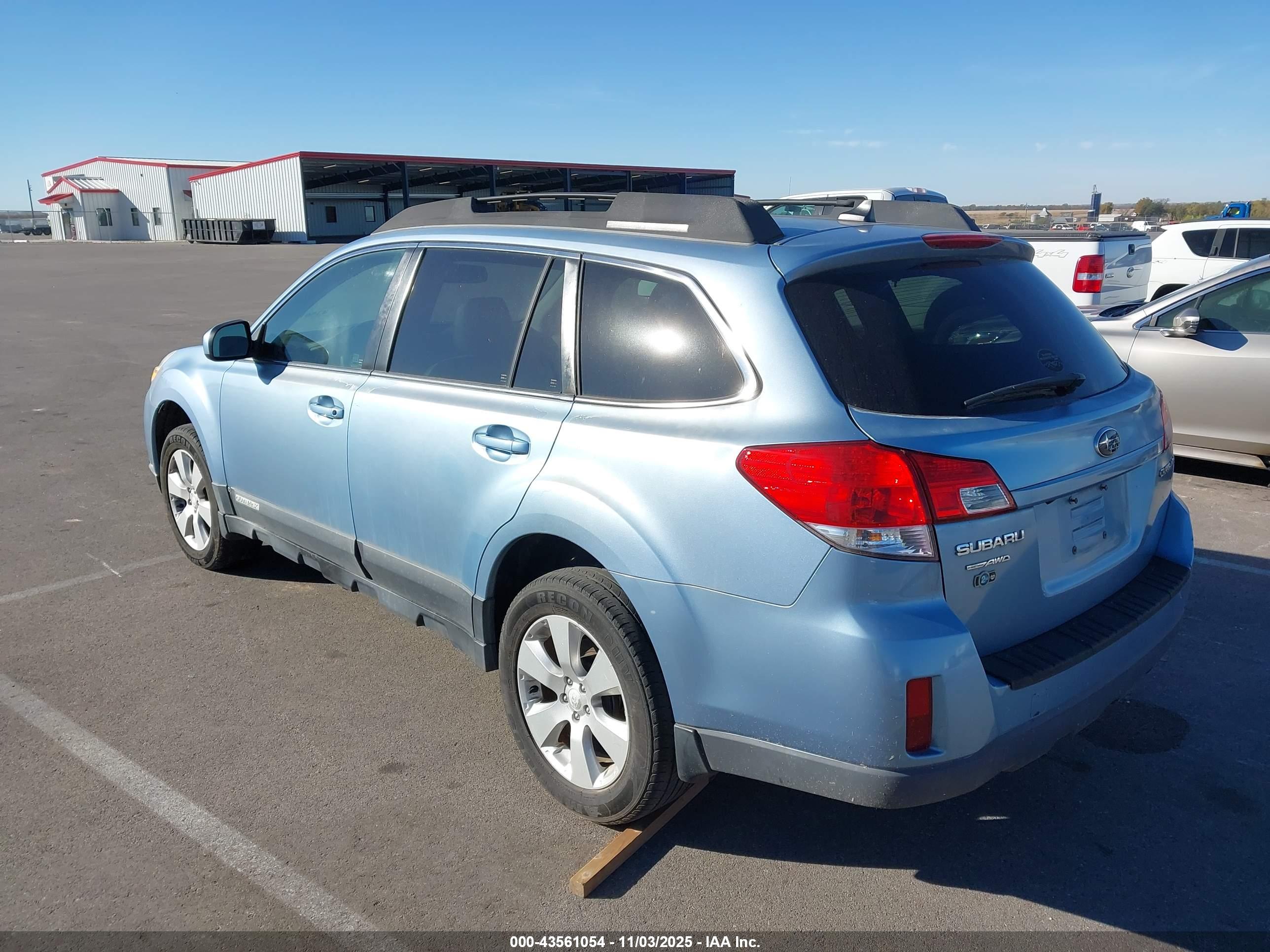 SUBARU OUTBACK image 3