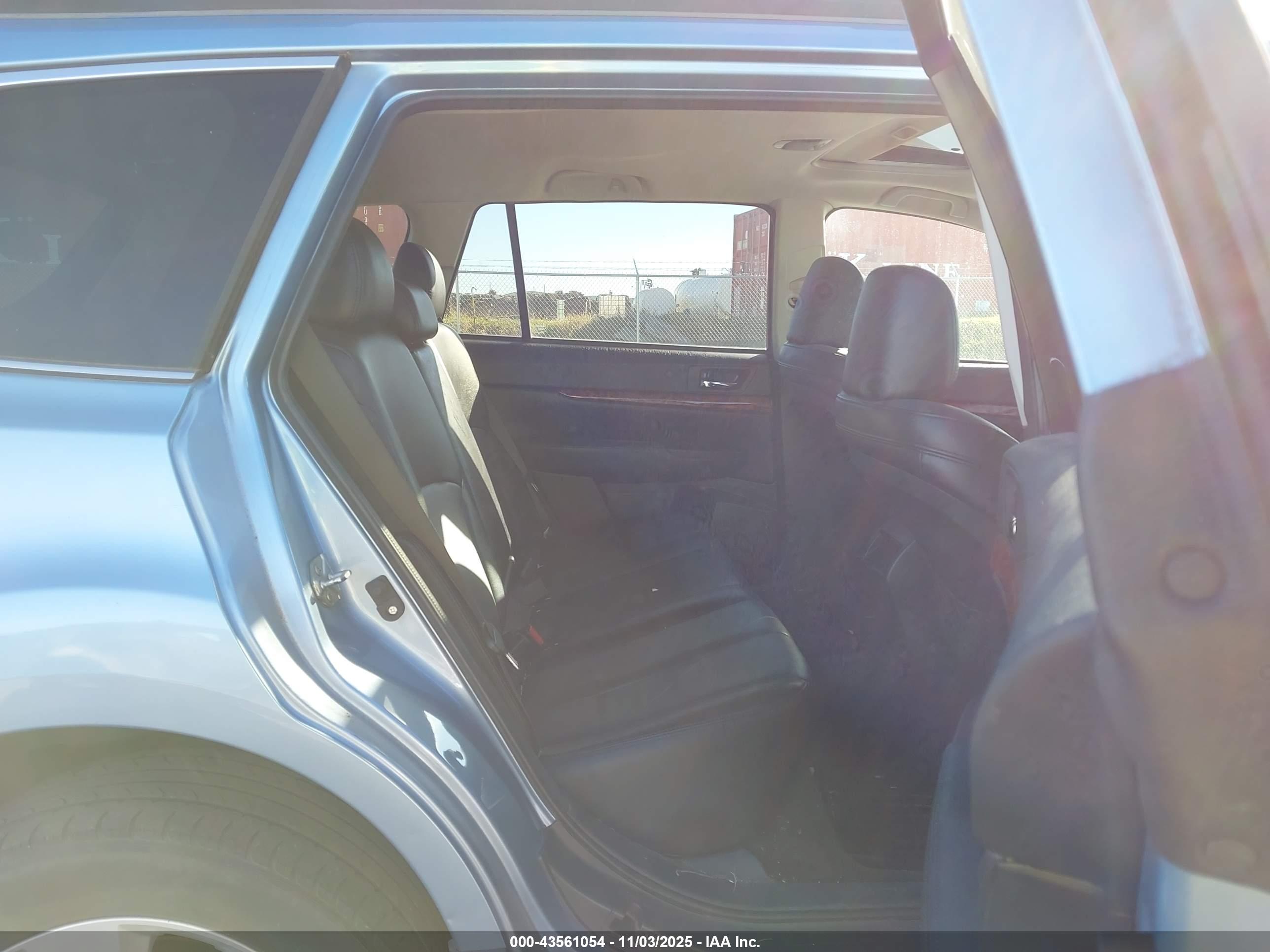 SUBARU OUTBACK image 8