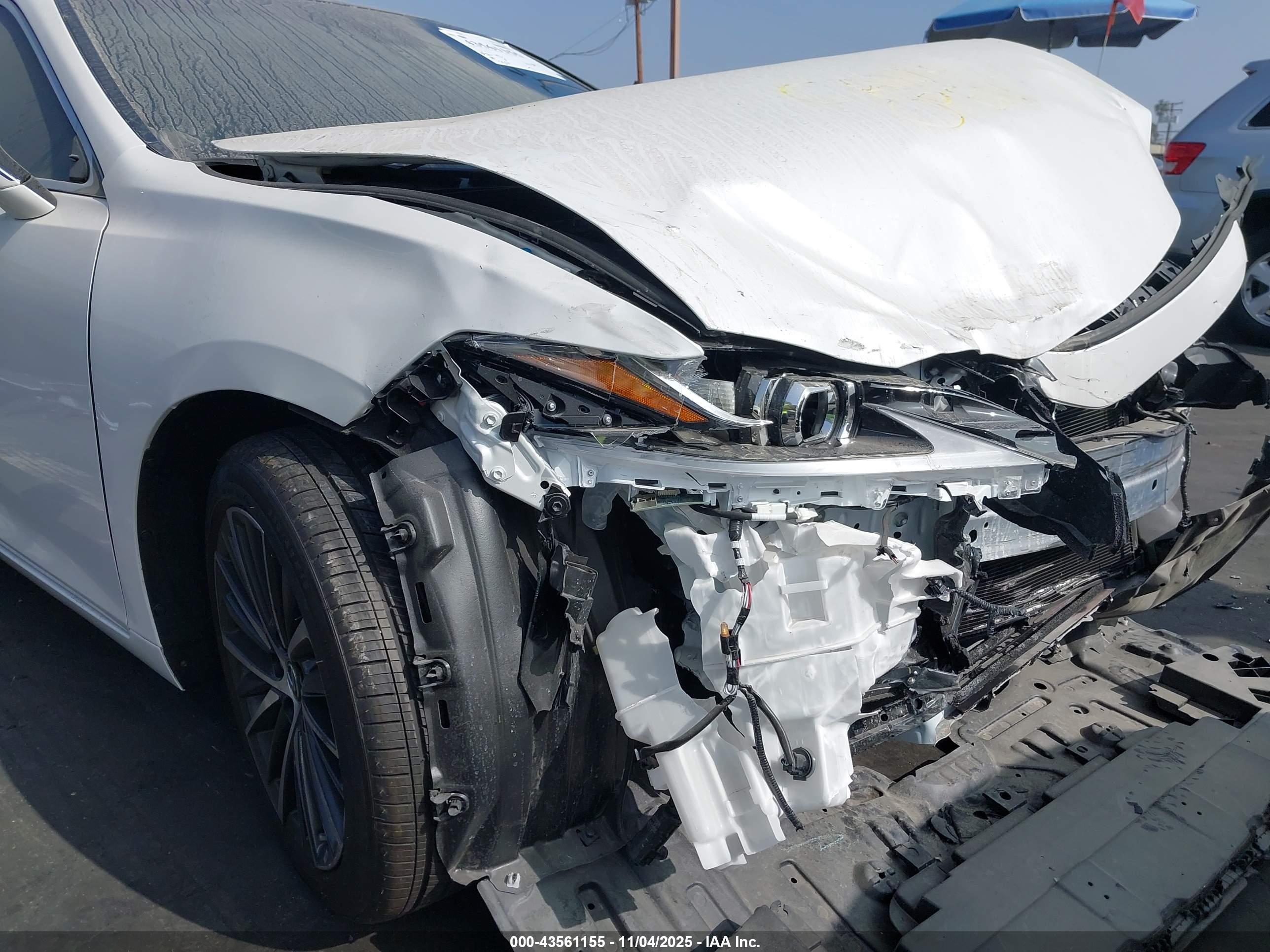 LEXUS ES image 6