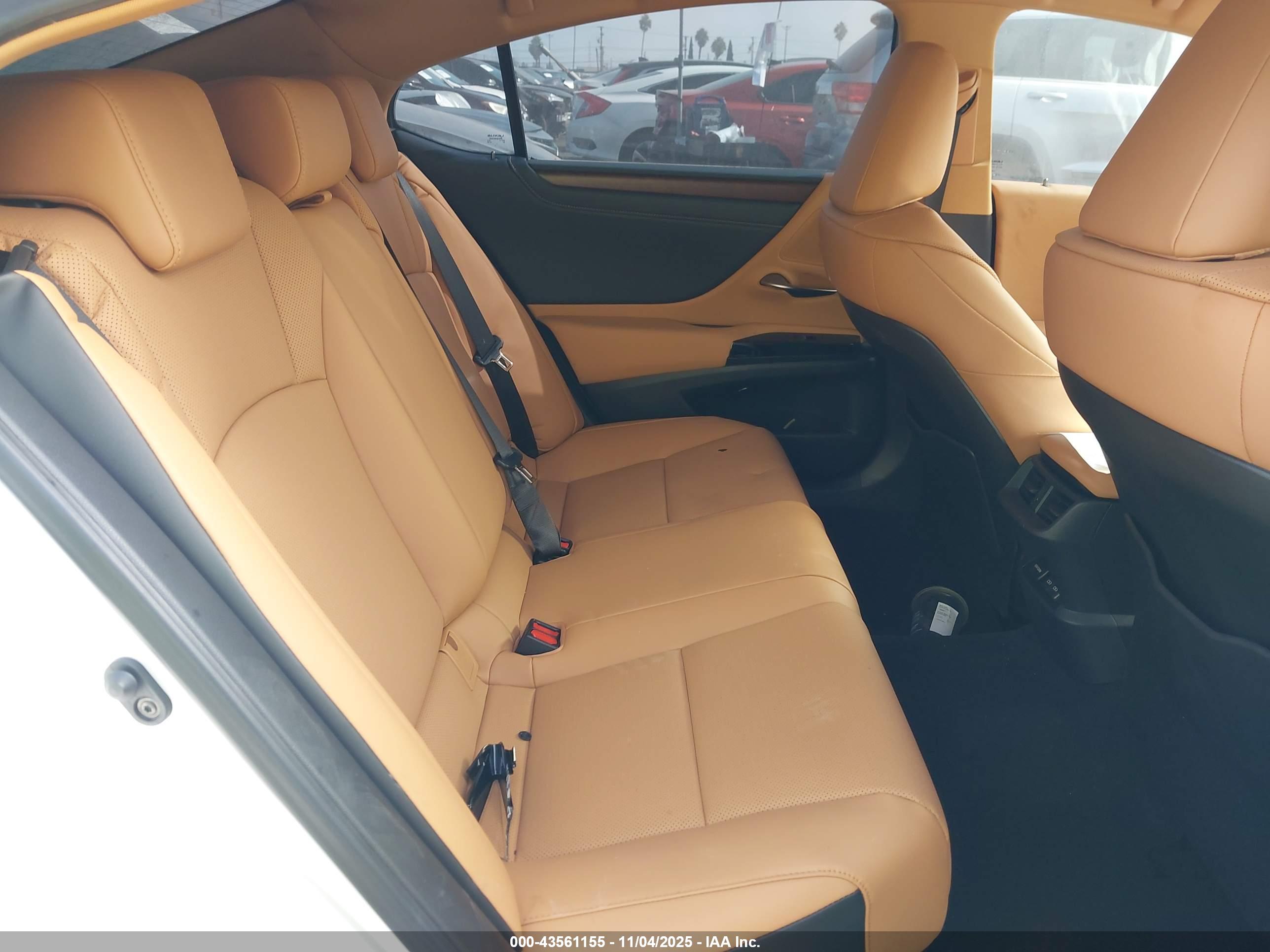 LEXUS ES image 8