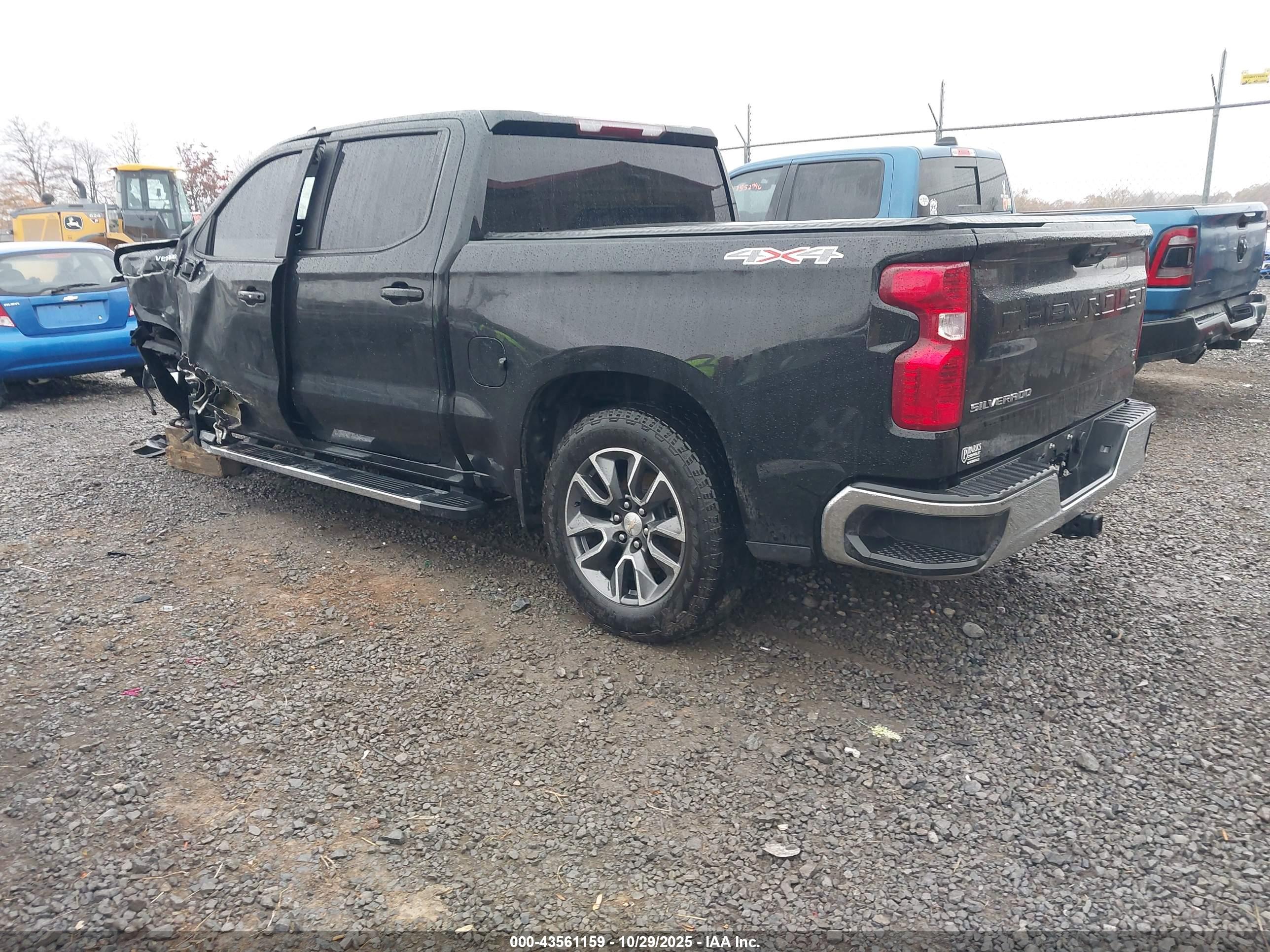 CHEVROLET SILVERADO image 3