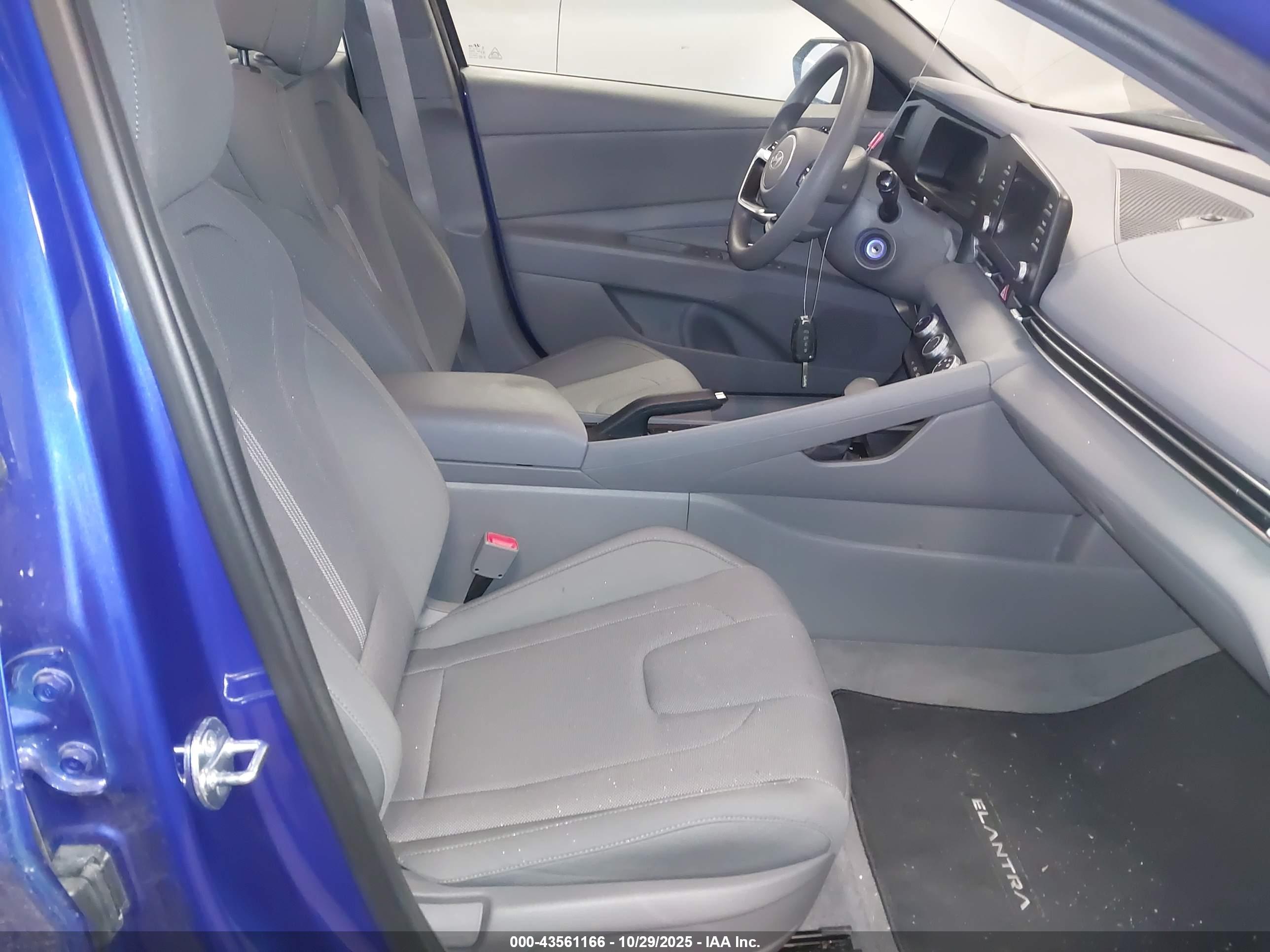 HYUNDAI ELANTRA image 5