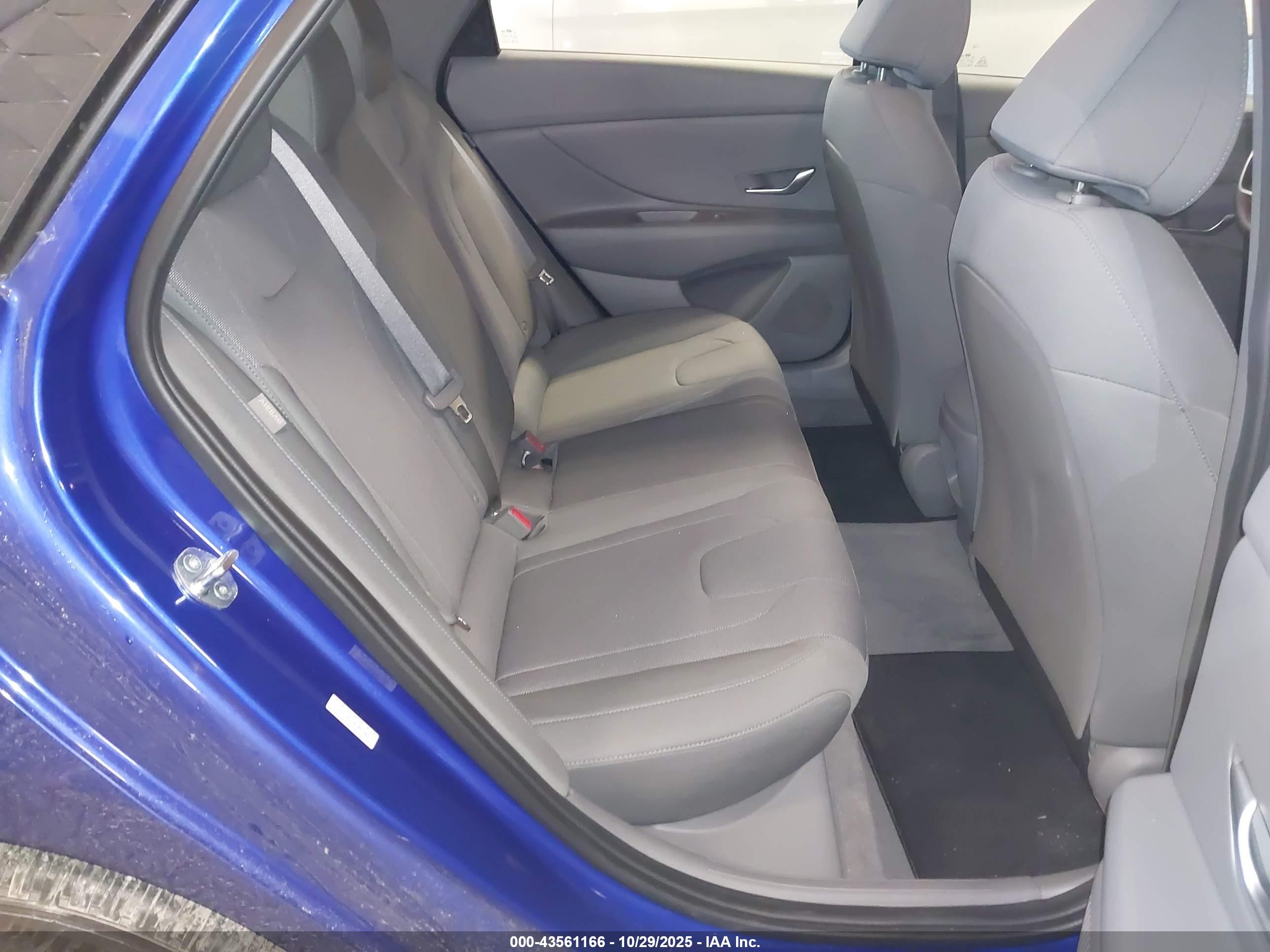 HYUNDAI ELANTRA image 8