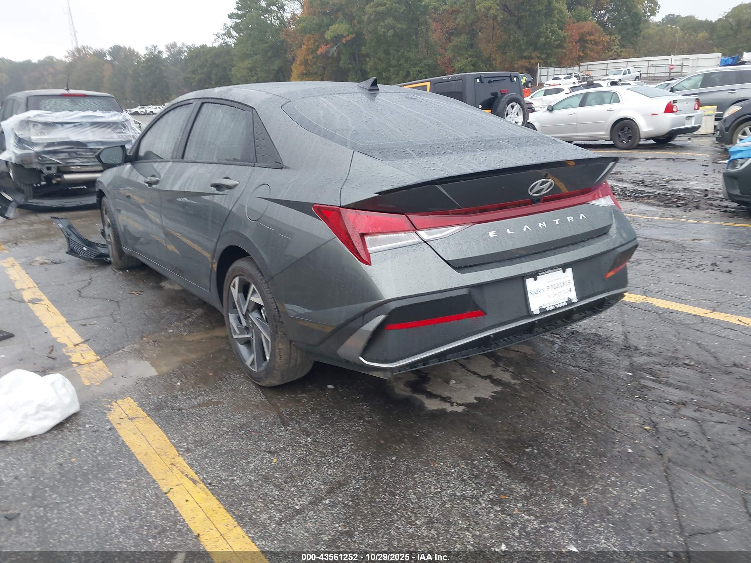 HYUNDAI ELANTRA image 3