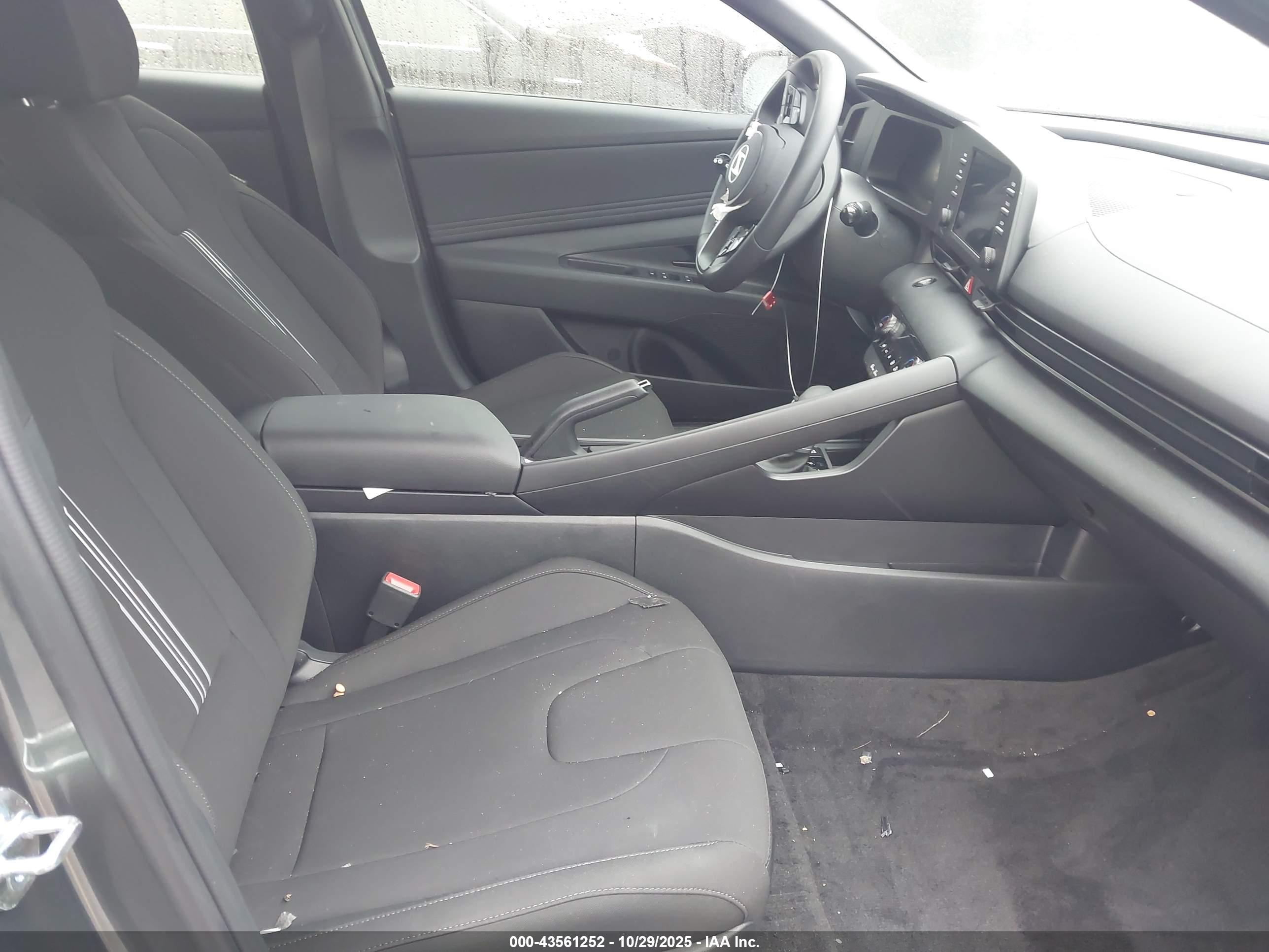 HYUNDAI ELANTRA image 5