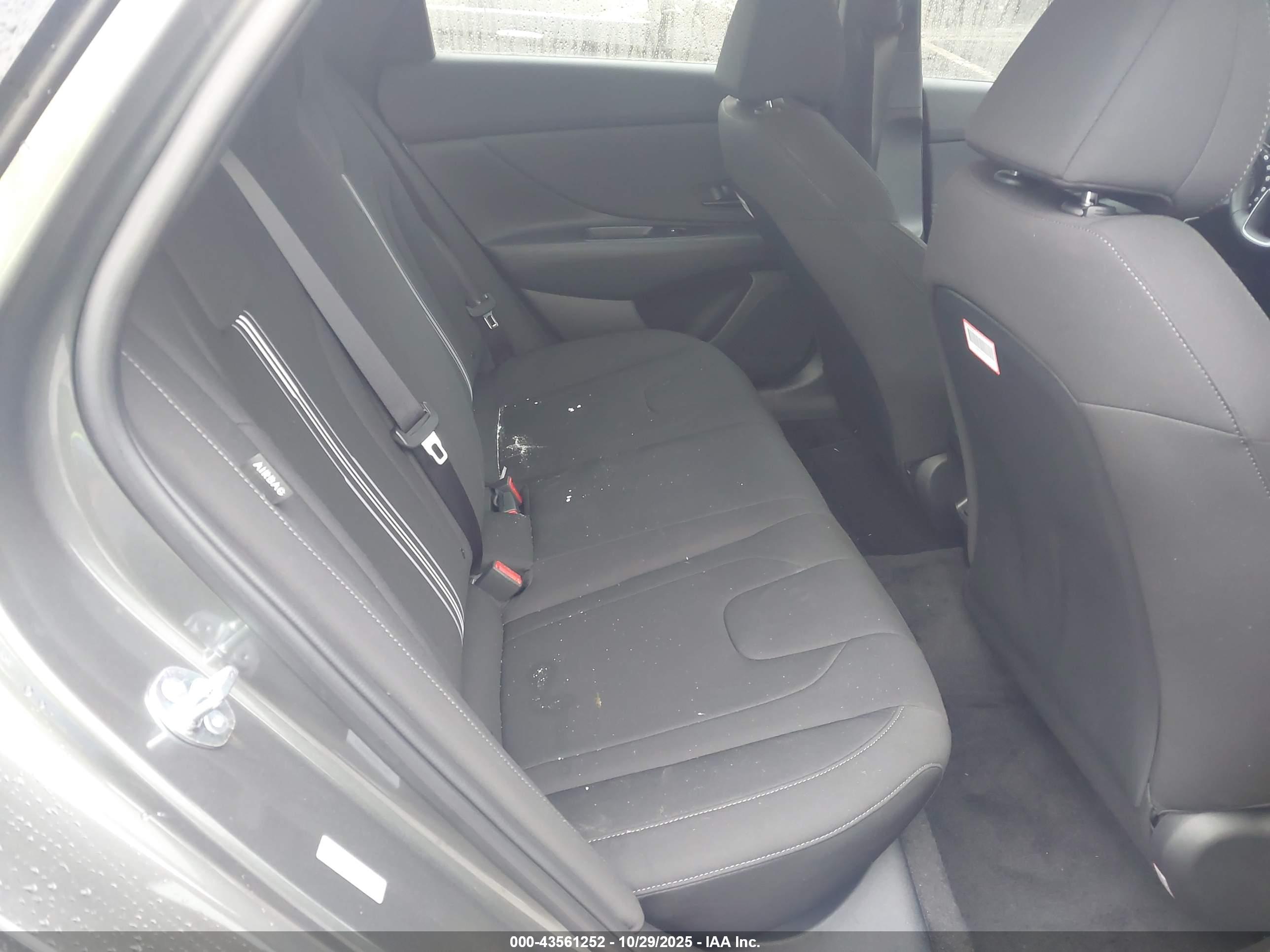 HYUNDAI ELANTRA image 8