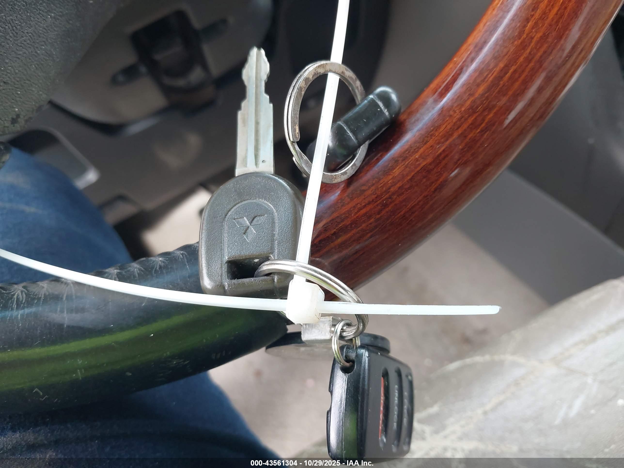 MITSUBISHI MONTERO image 11