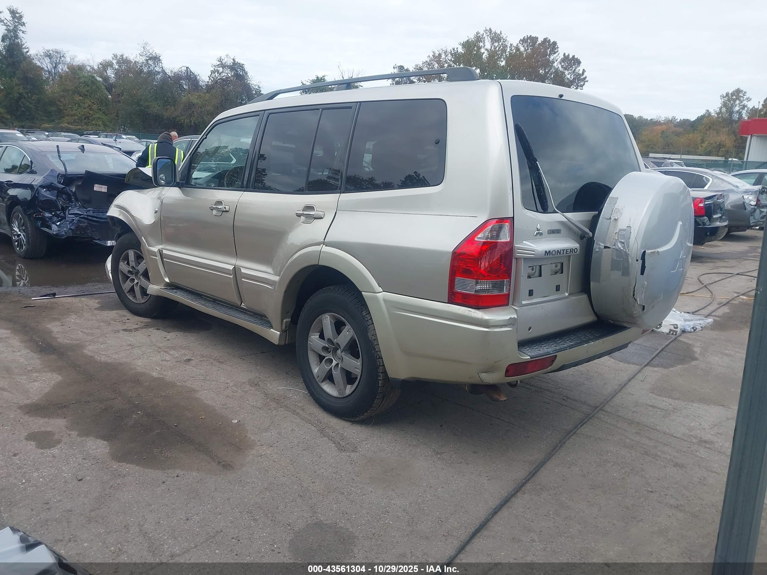 MITSUBISHI MONTERO image 3