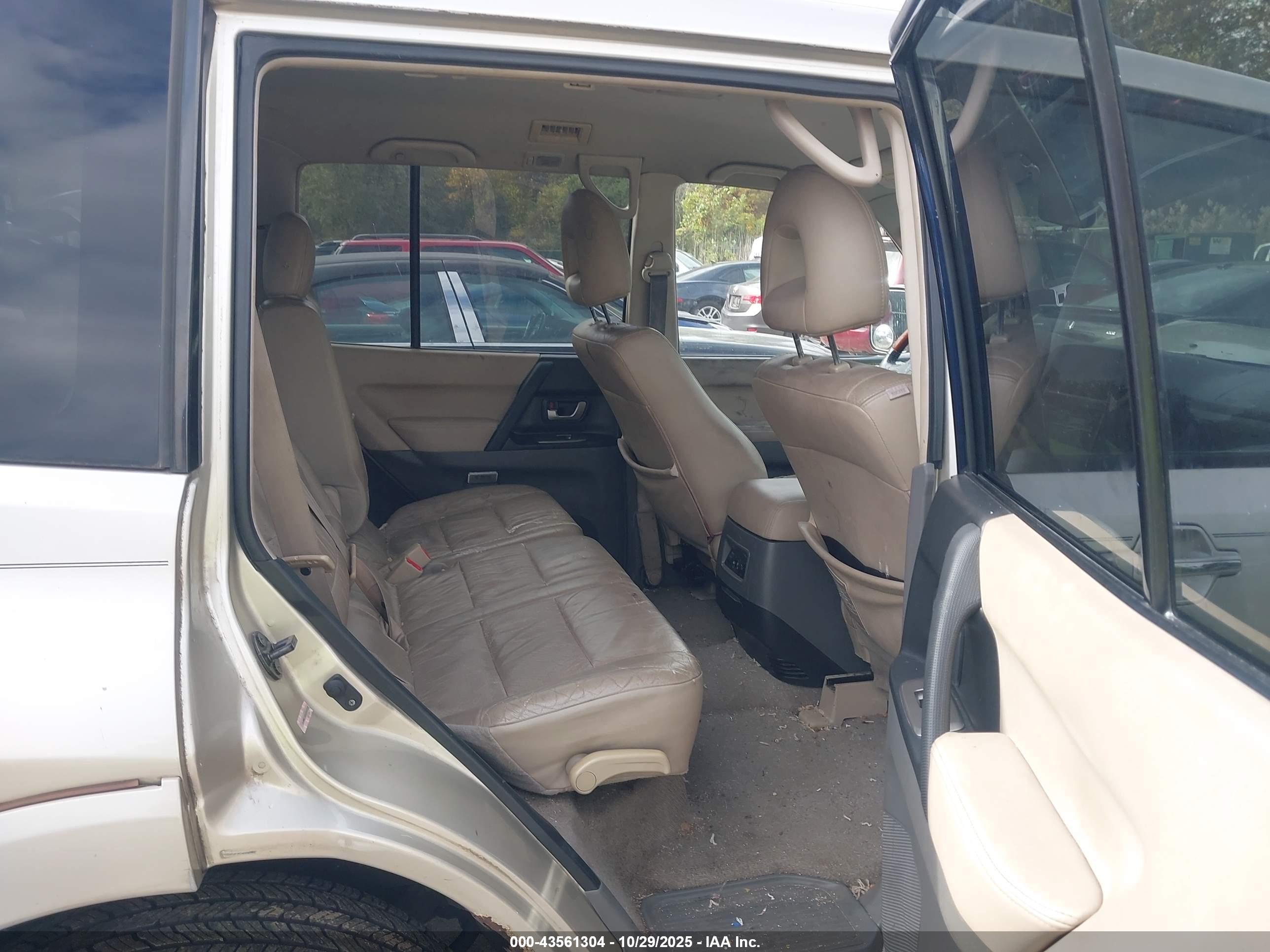 MITSUBISHI MONTERO image 8