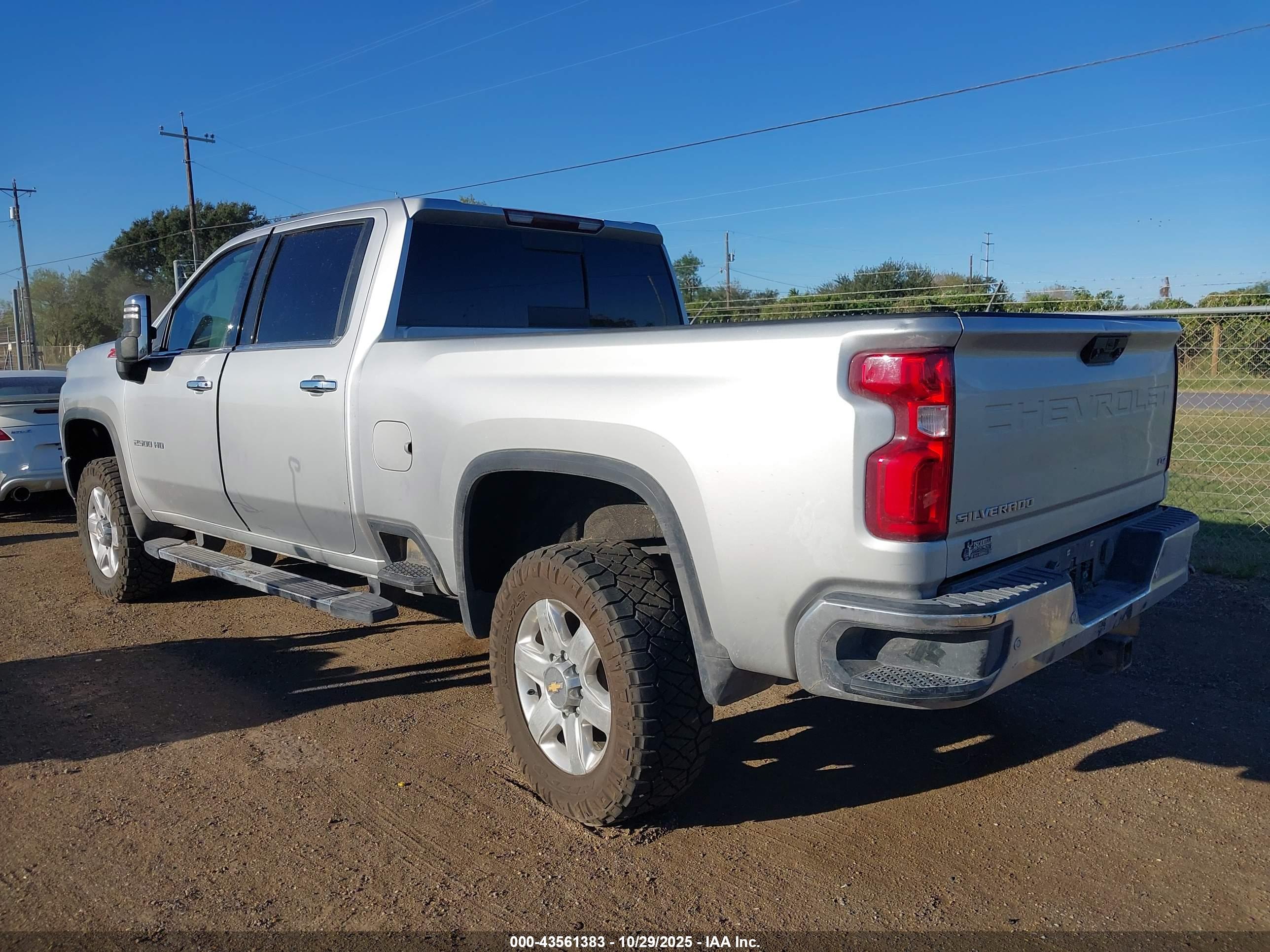CHEVROLET SILVERADO image 3