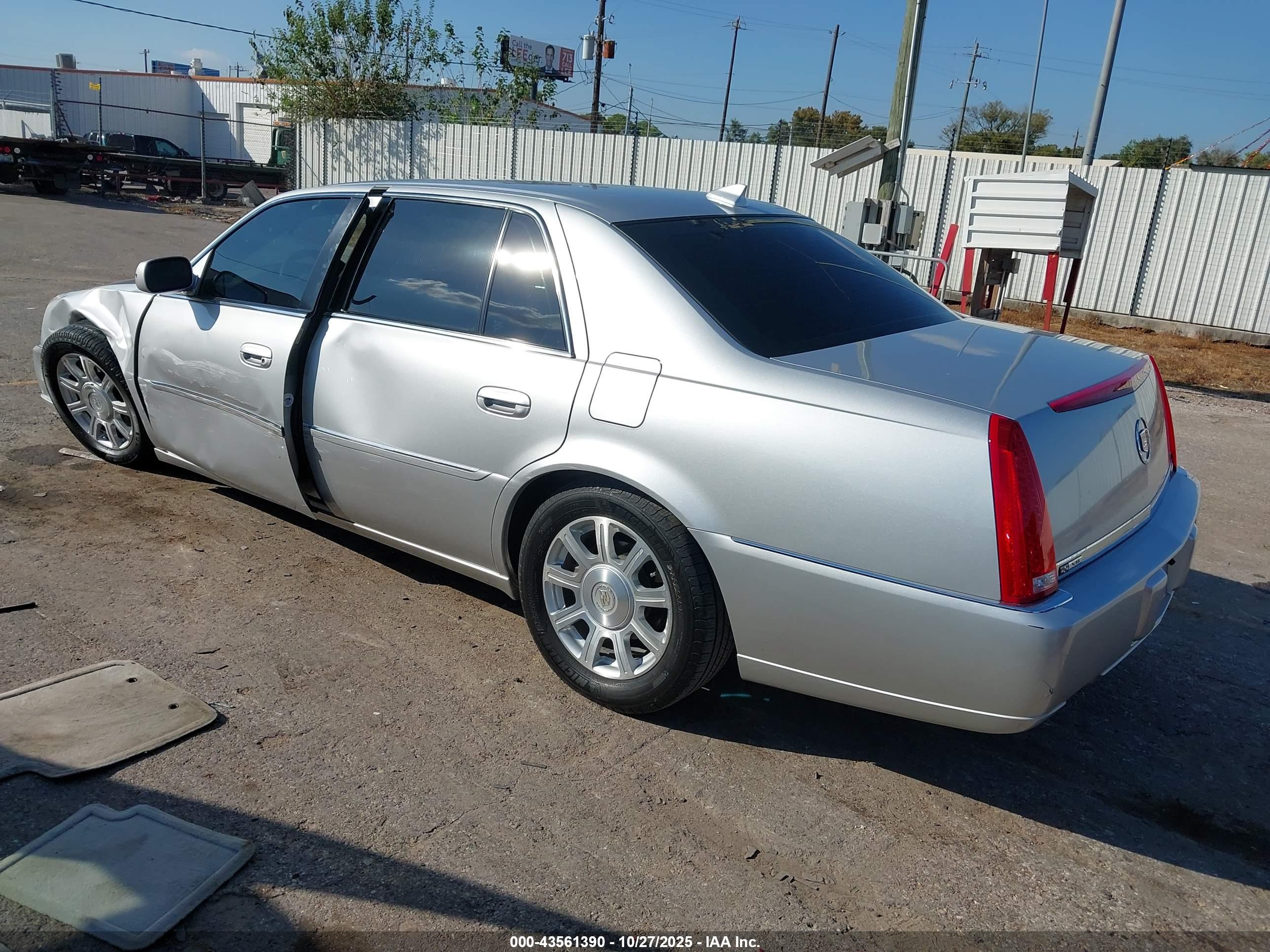 CADILLAC DTS image 3
