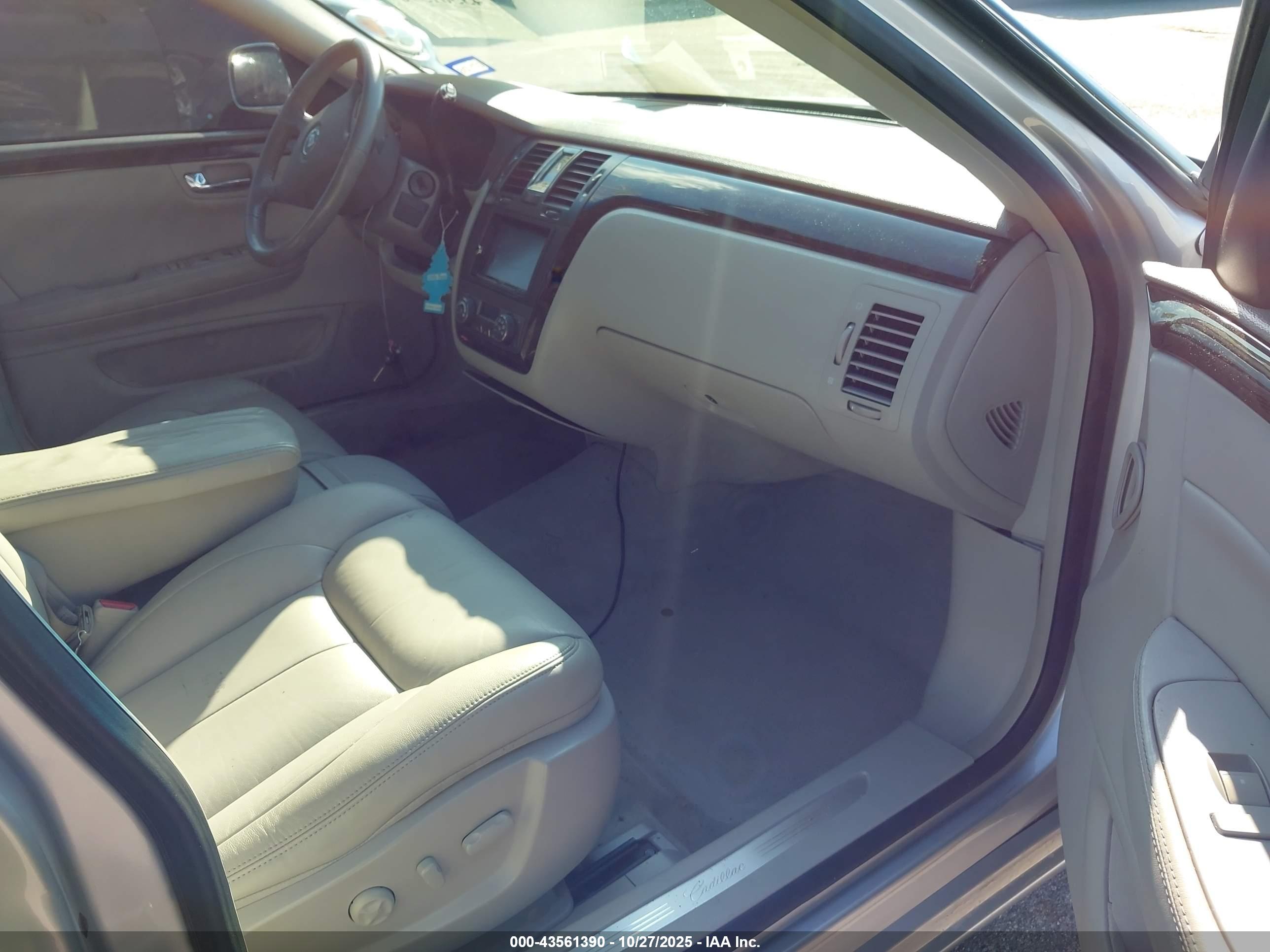 CADILLAC DTS image 5