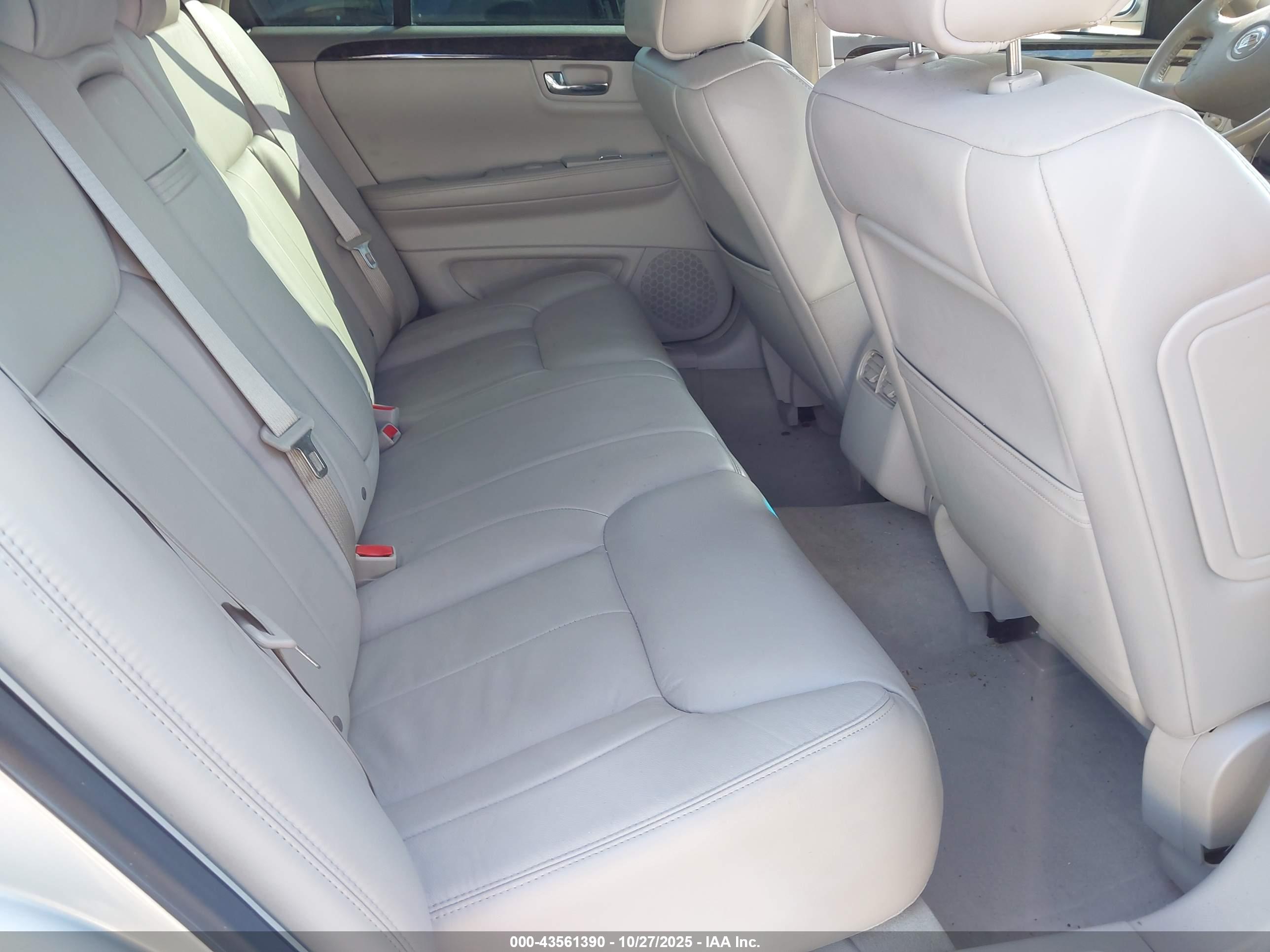 CADILLAC DTS image 8