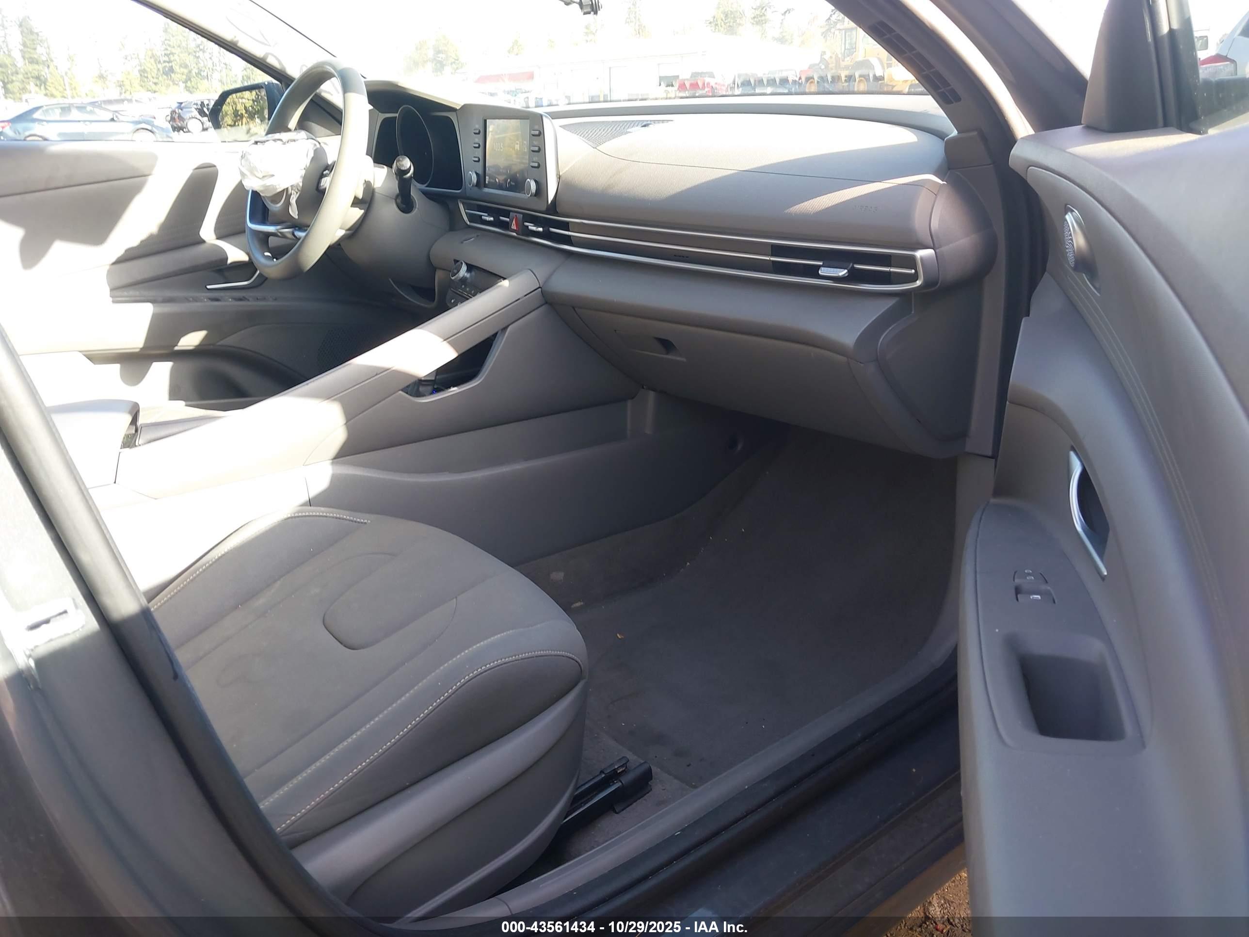 HYUNDAI ELANTRA image 5