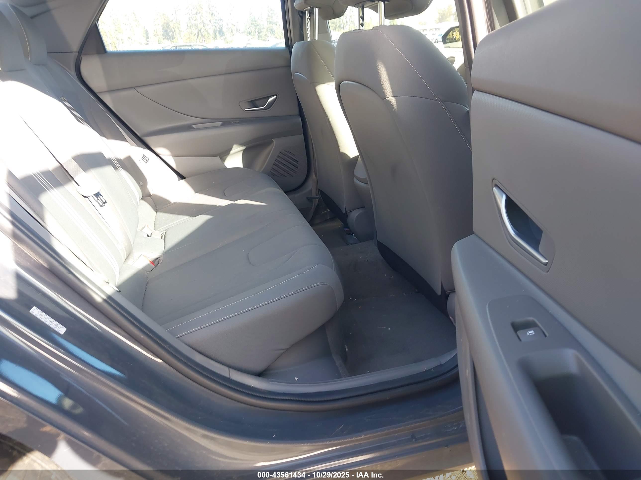 HYUNDAI ELANTRA image 8