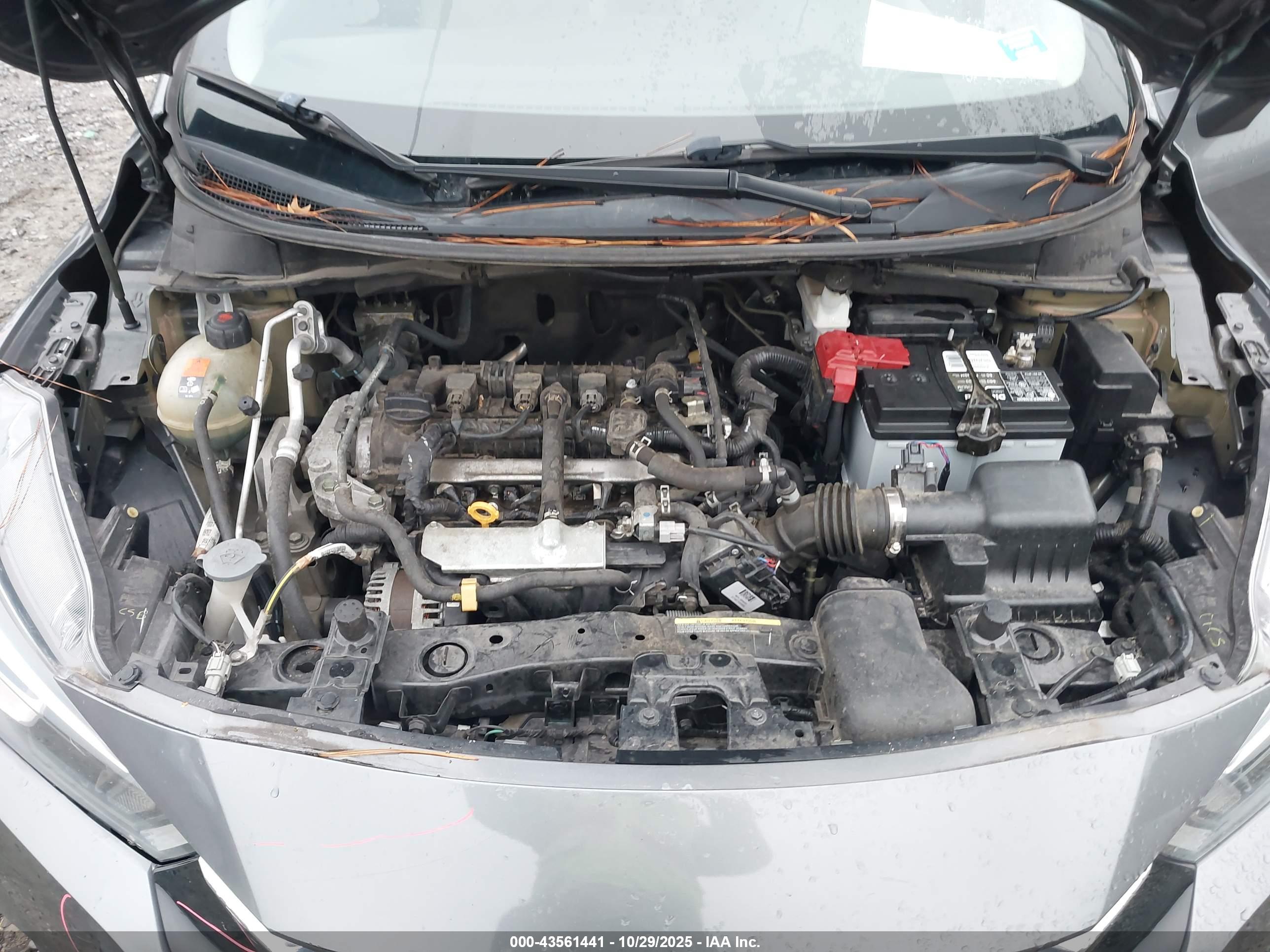 NISSAN VERSA image 10
