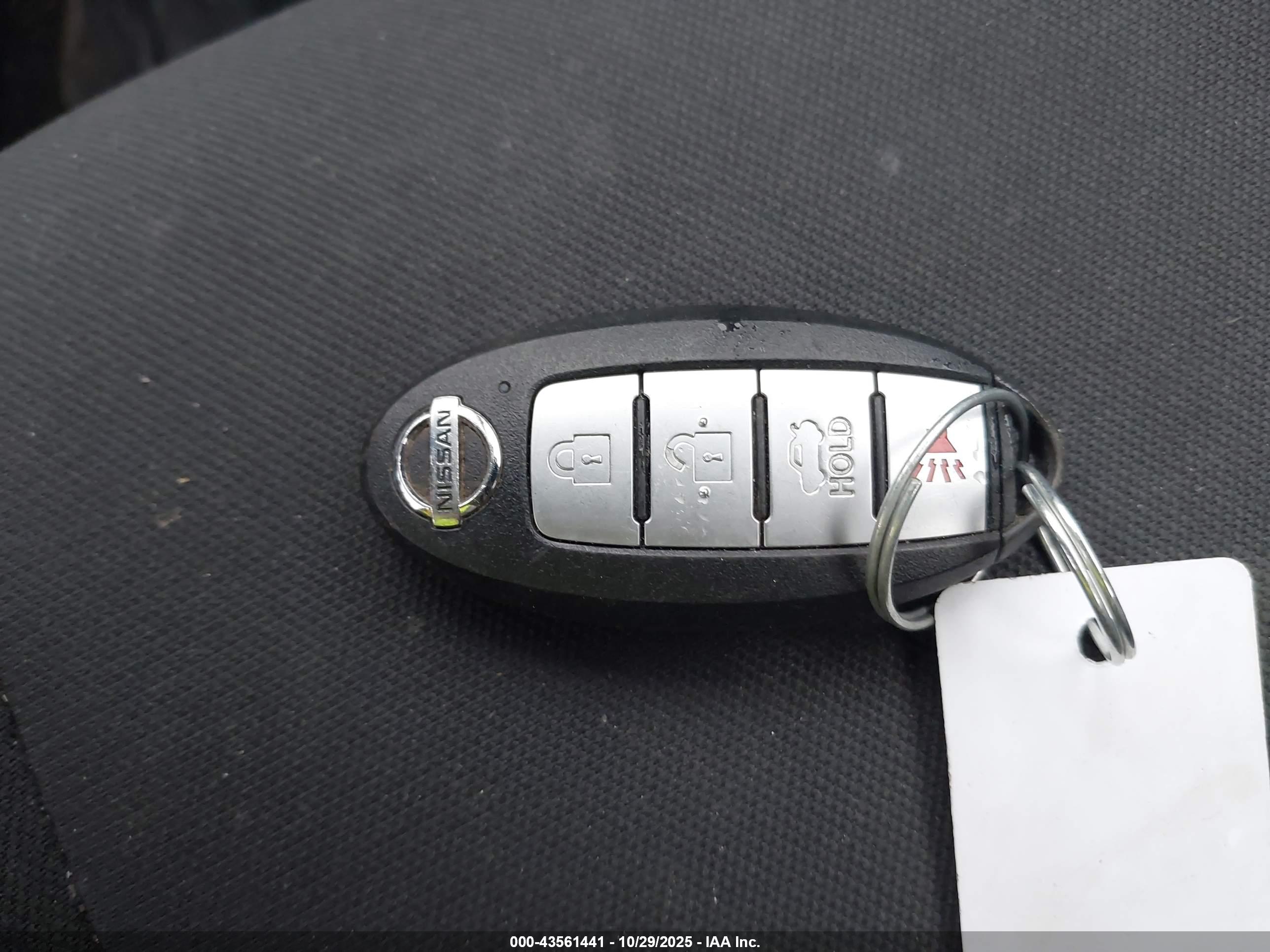 NISSAN VERSA image 11
