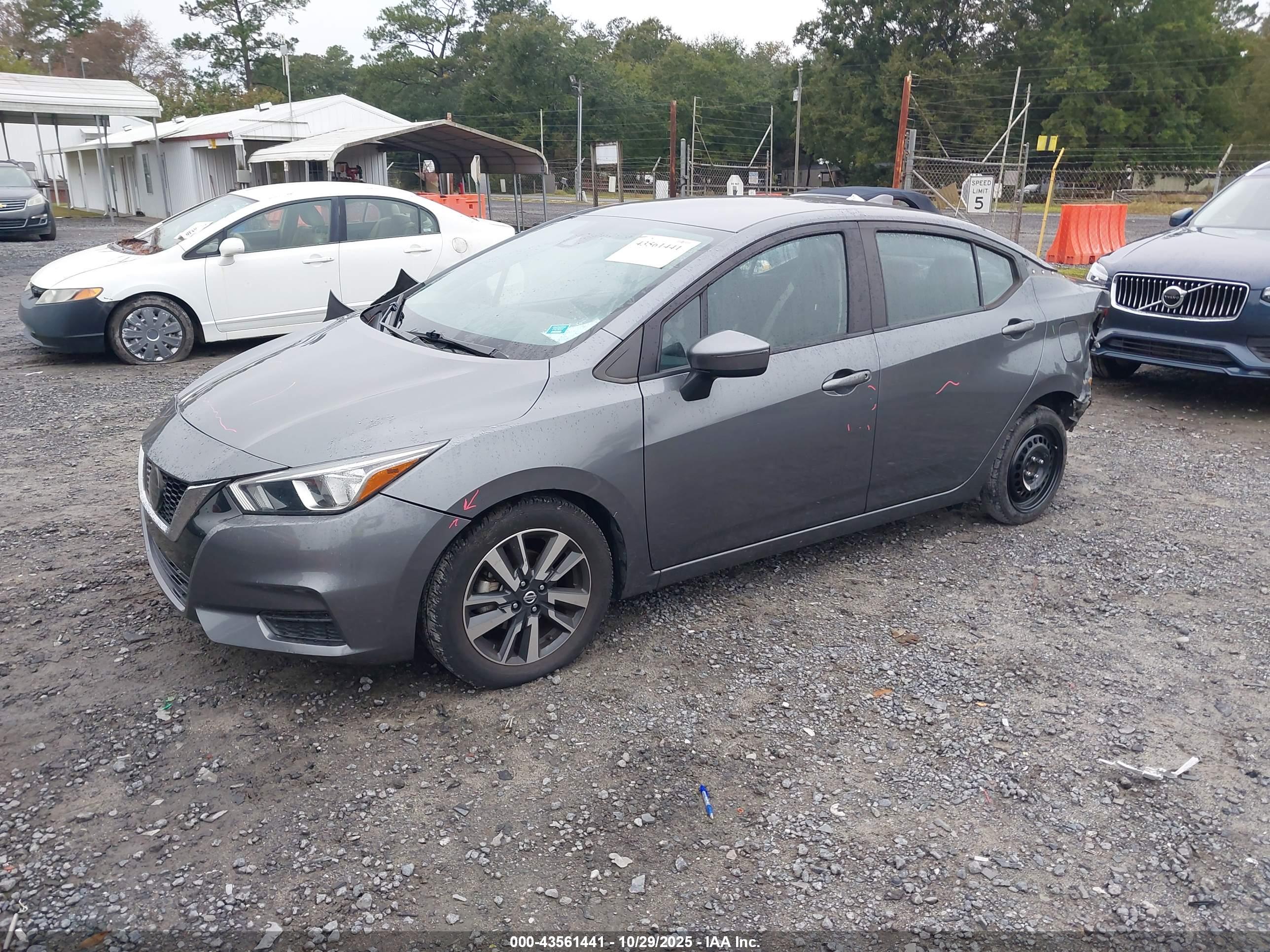 NISSAN VERSA image 2