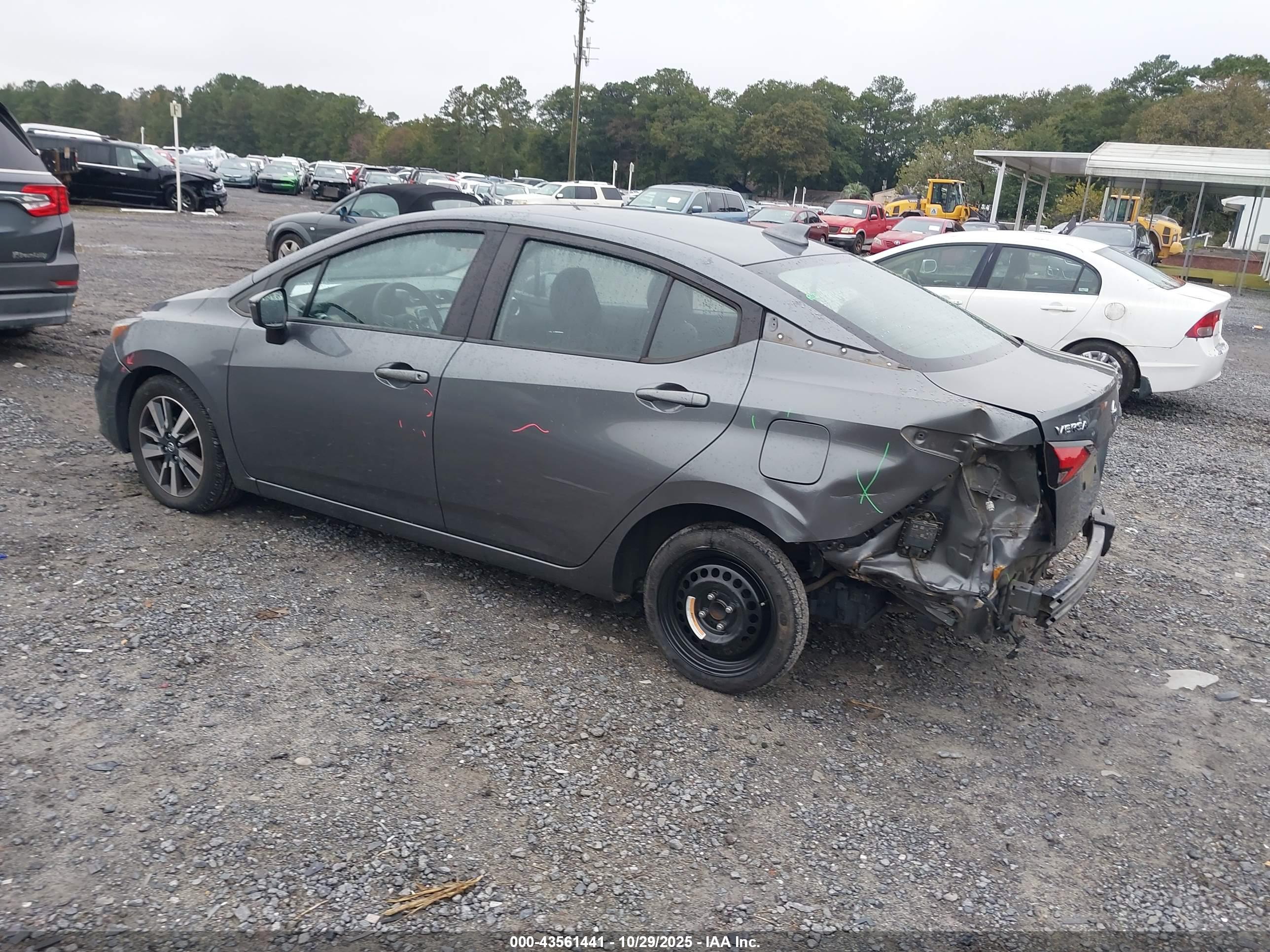 NISSAN VERSA image 3
