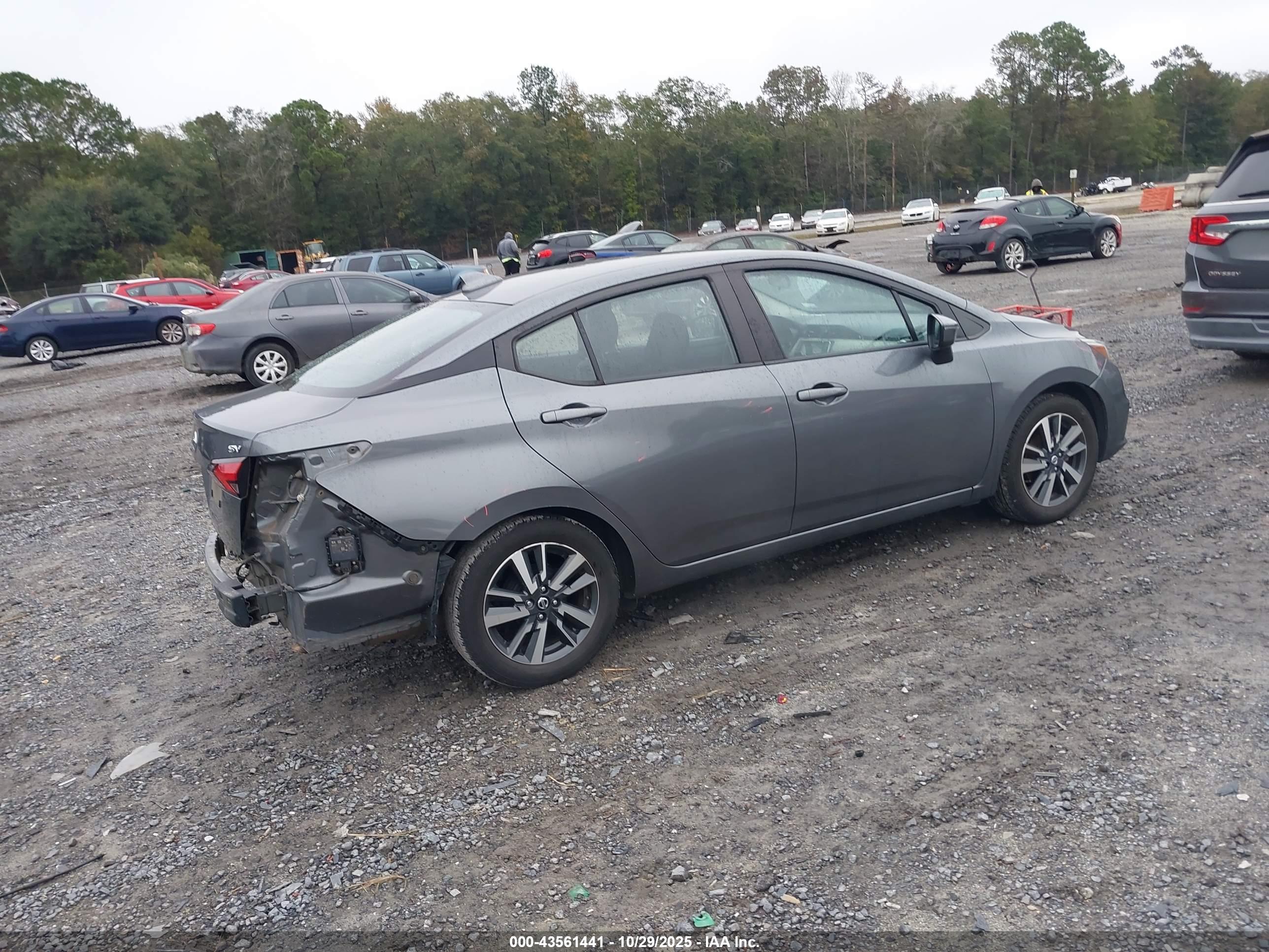 NISSAN VERSA image 4