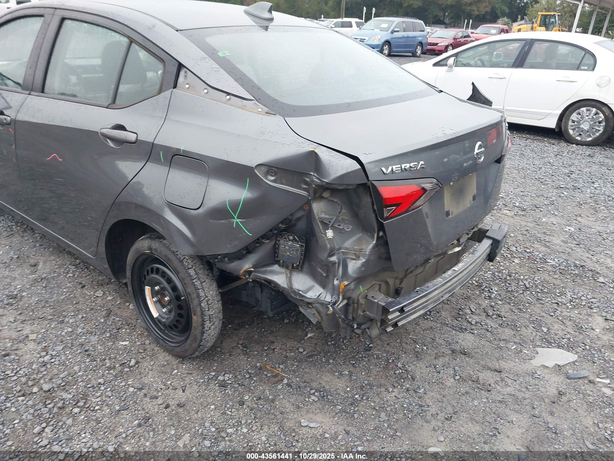 NISSAN VERSA image 6