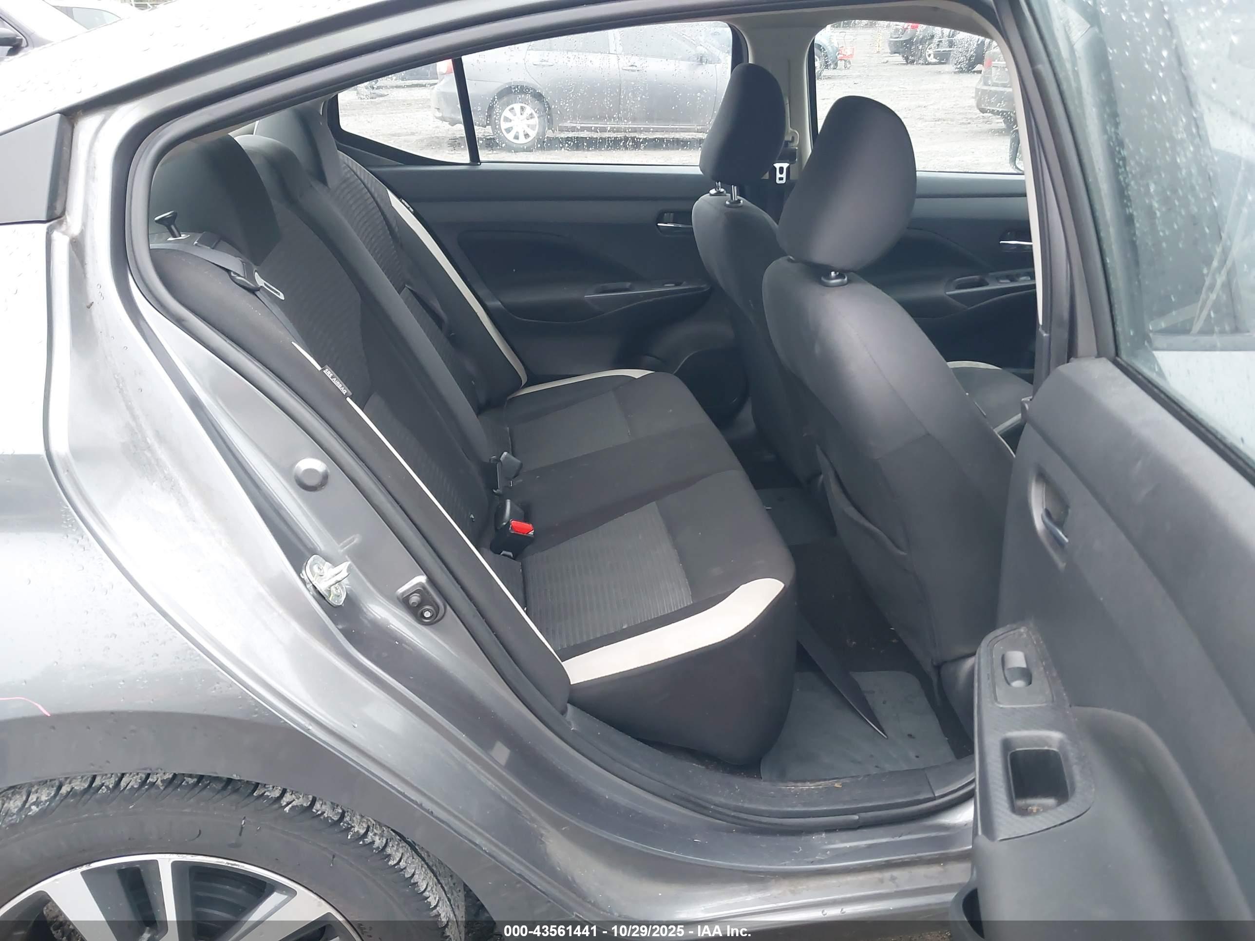 NISSAN VERSA image 8