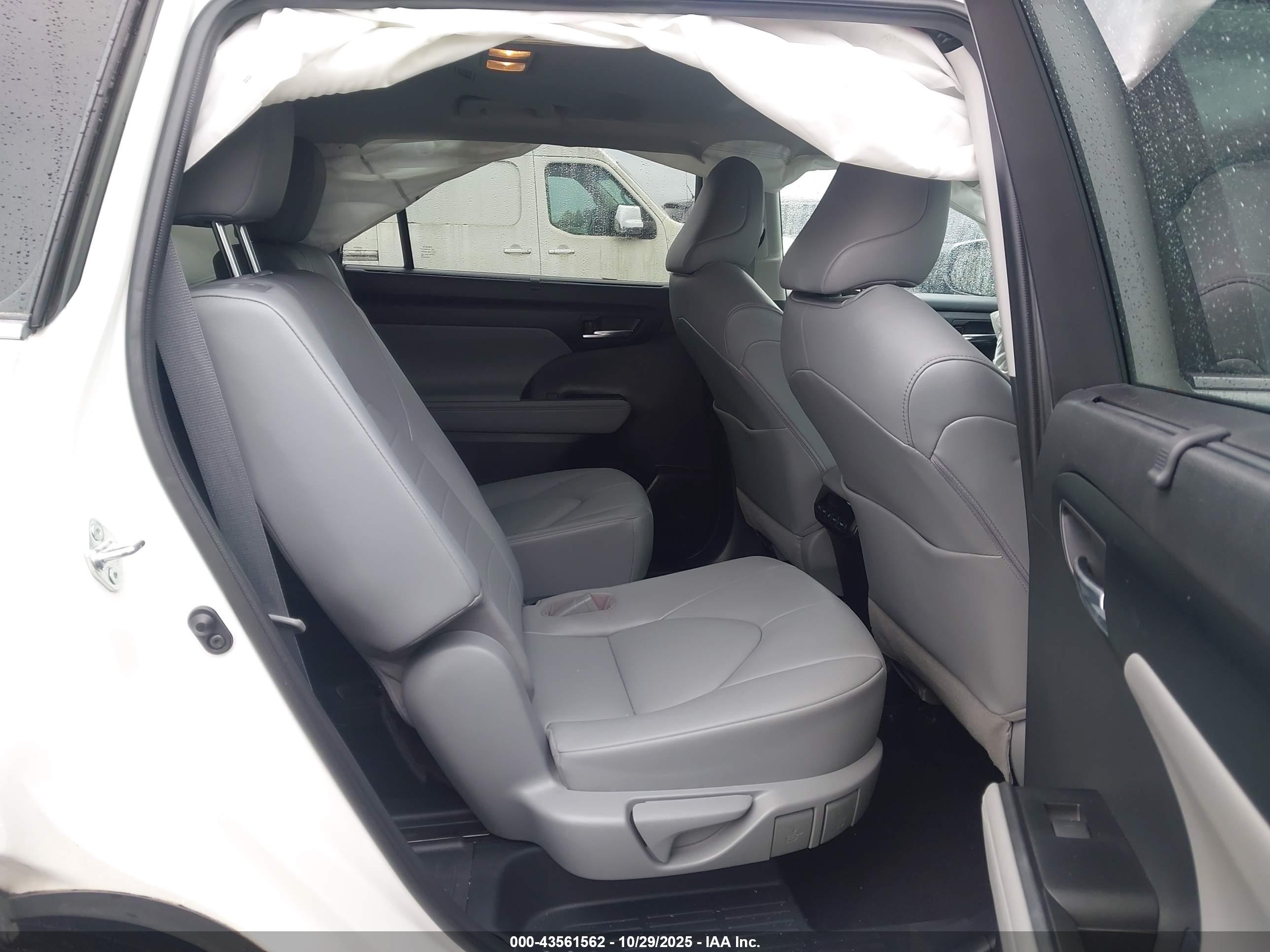 TOYOTA HIGHLANDER image 8