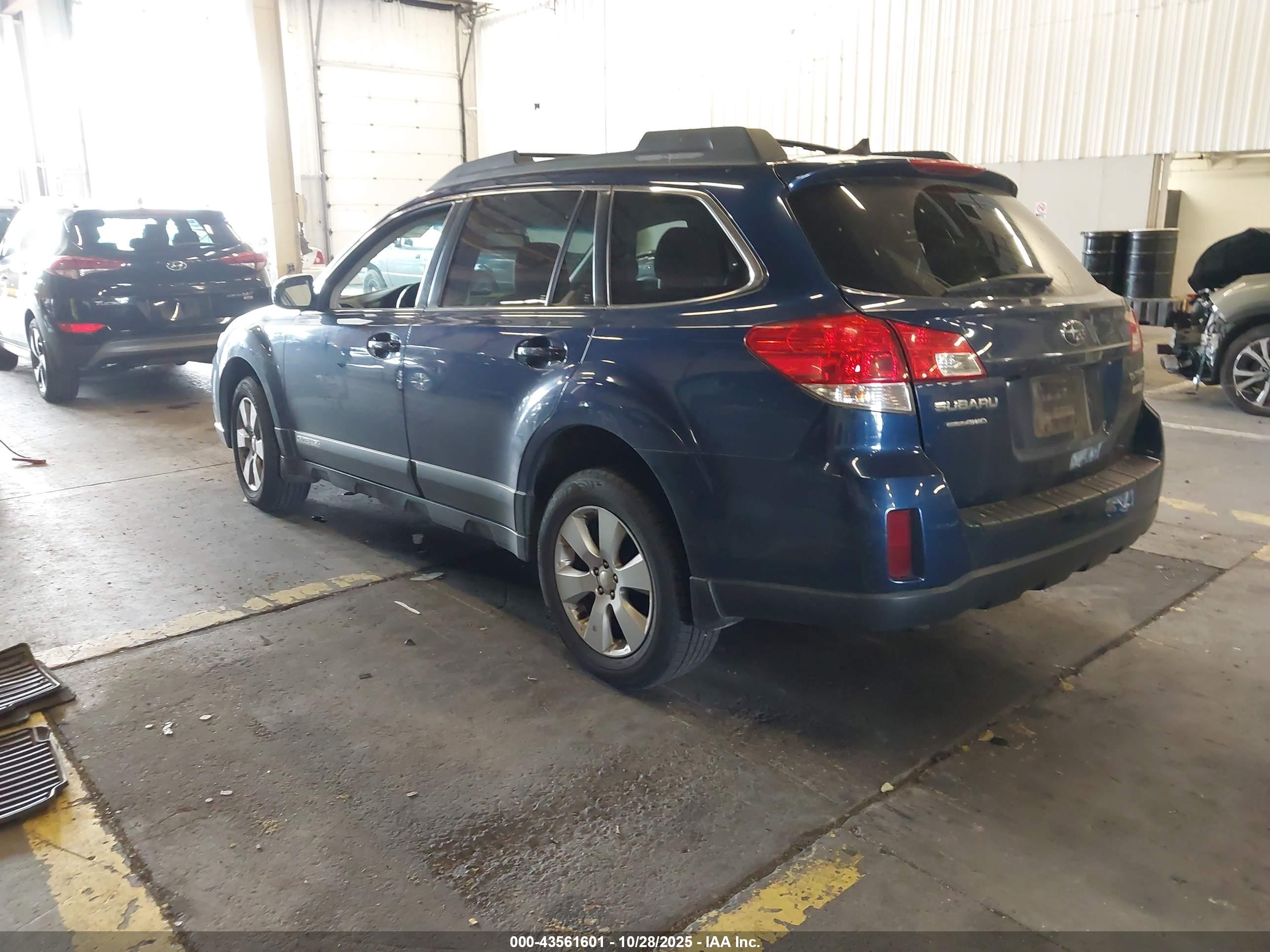 SUBARU OUTBACK image 3