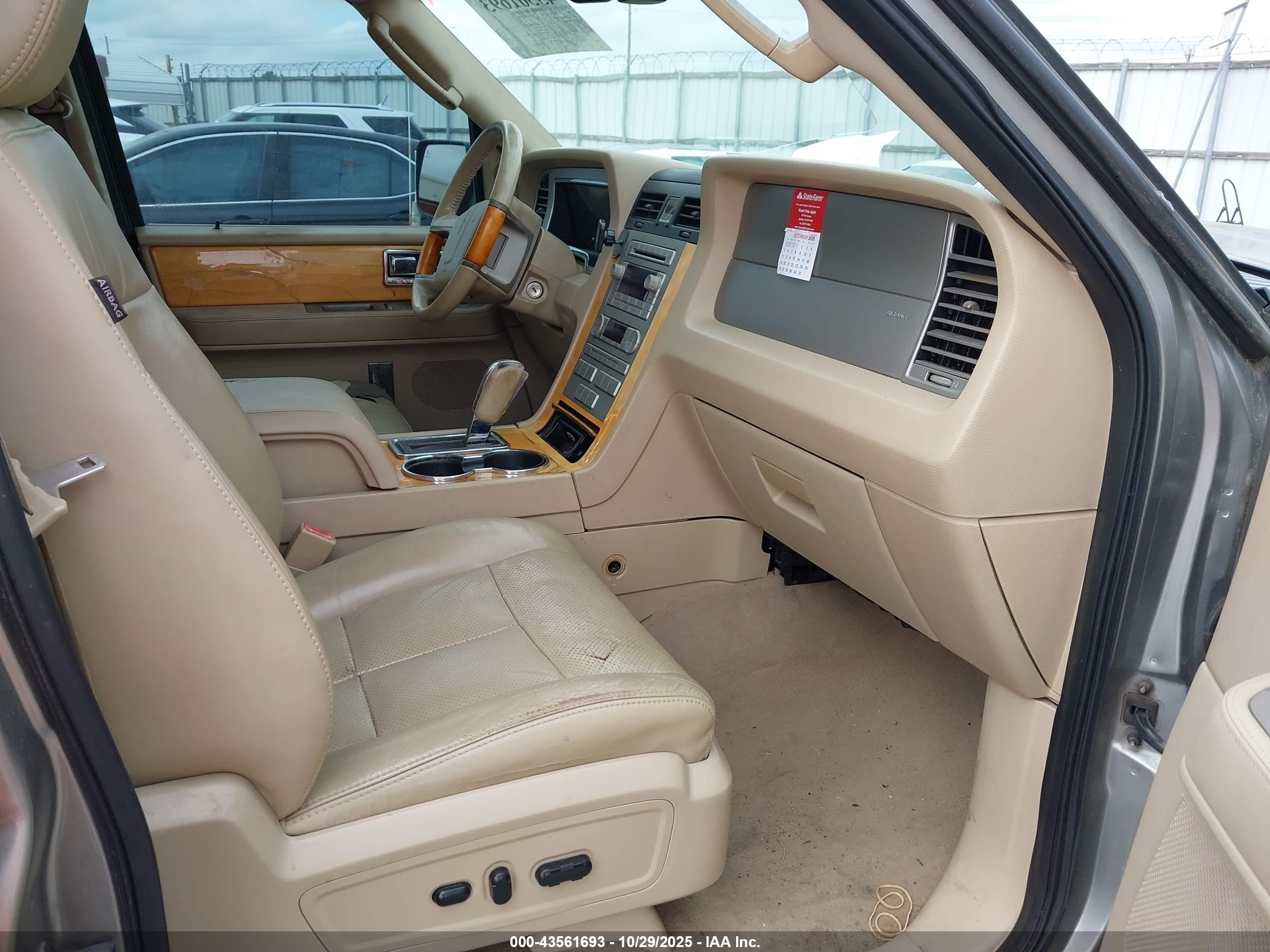 LINCOLN NAVIGATOR image 5