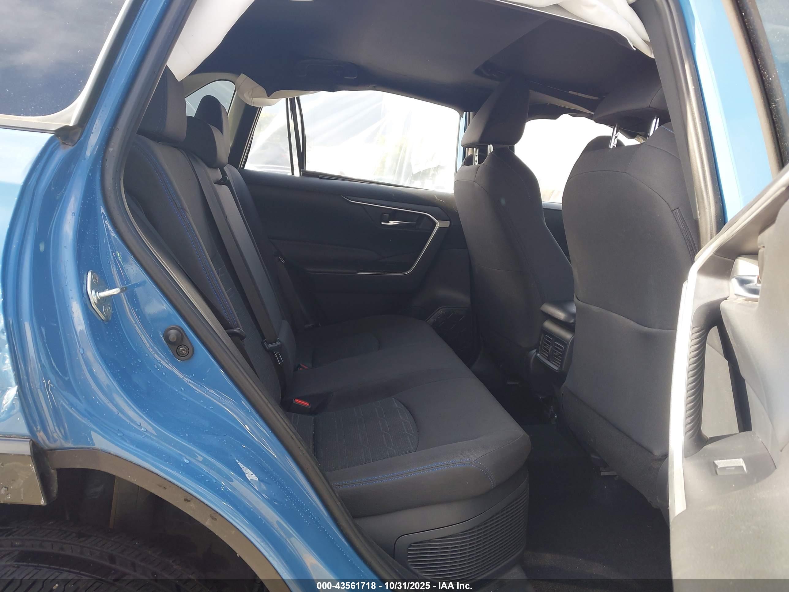 TOYOTA RAV4 image 8