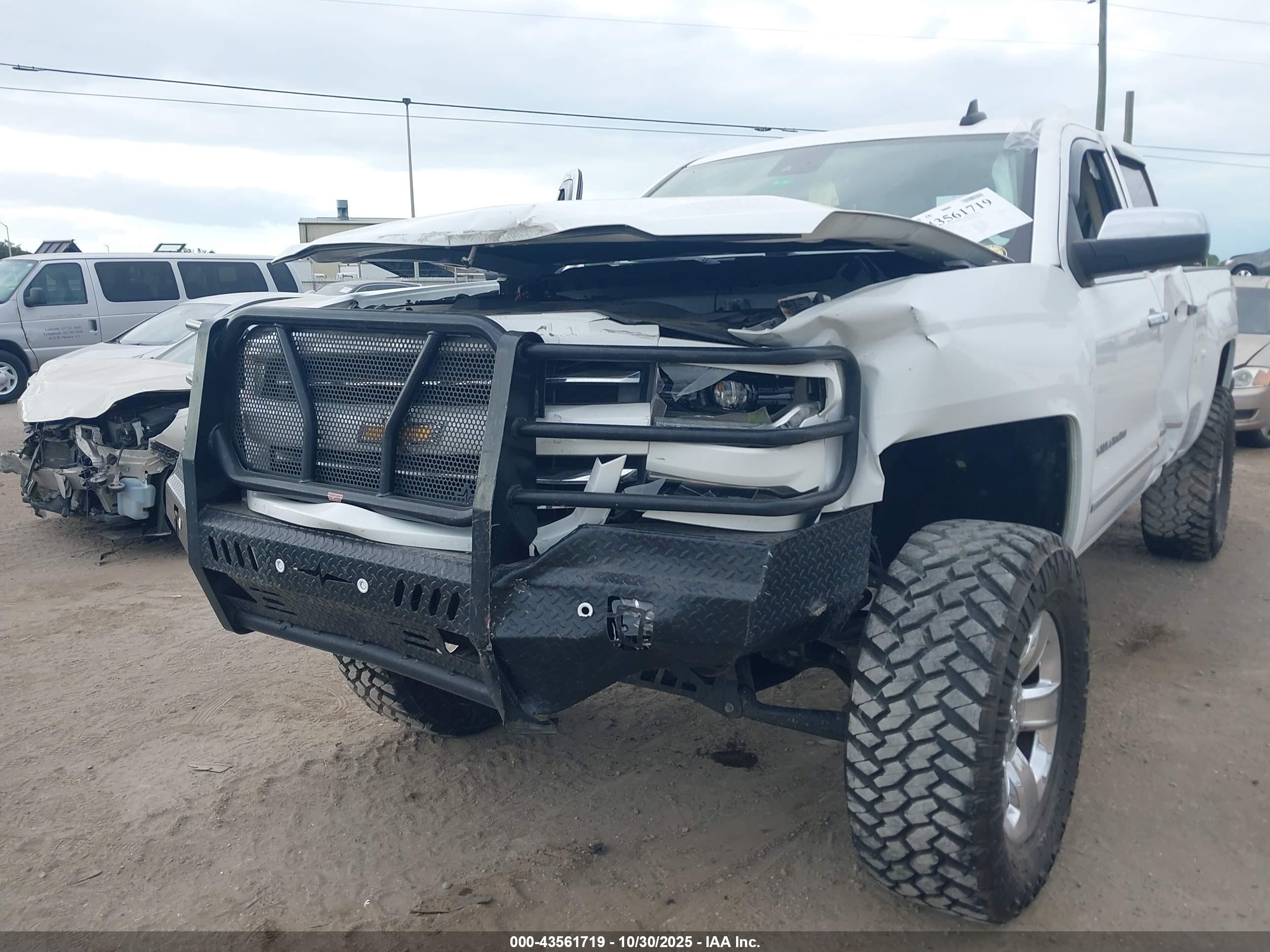 CHEVROLET SILVERADO image 6