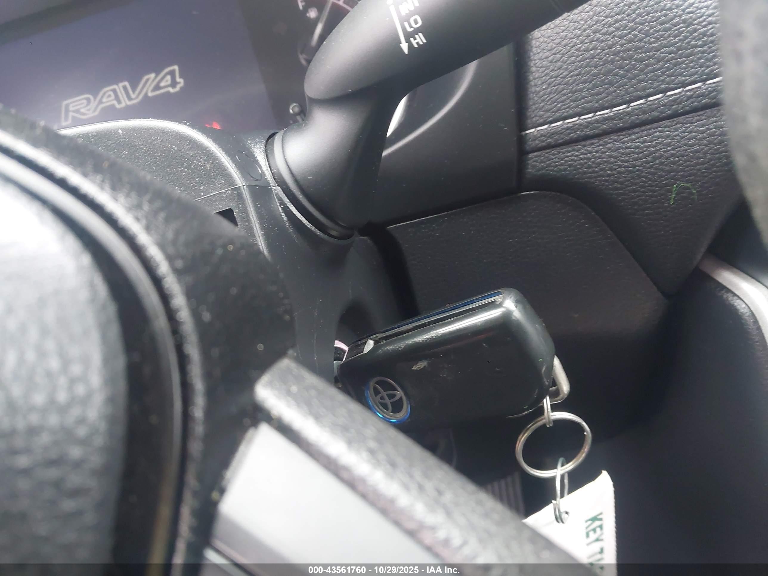 TOYOTA RAV4 image 11