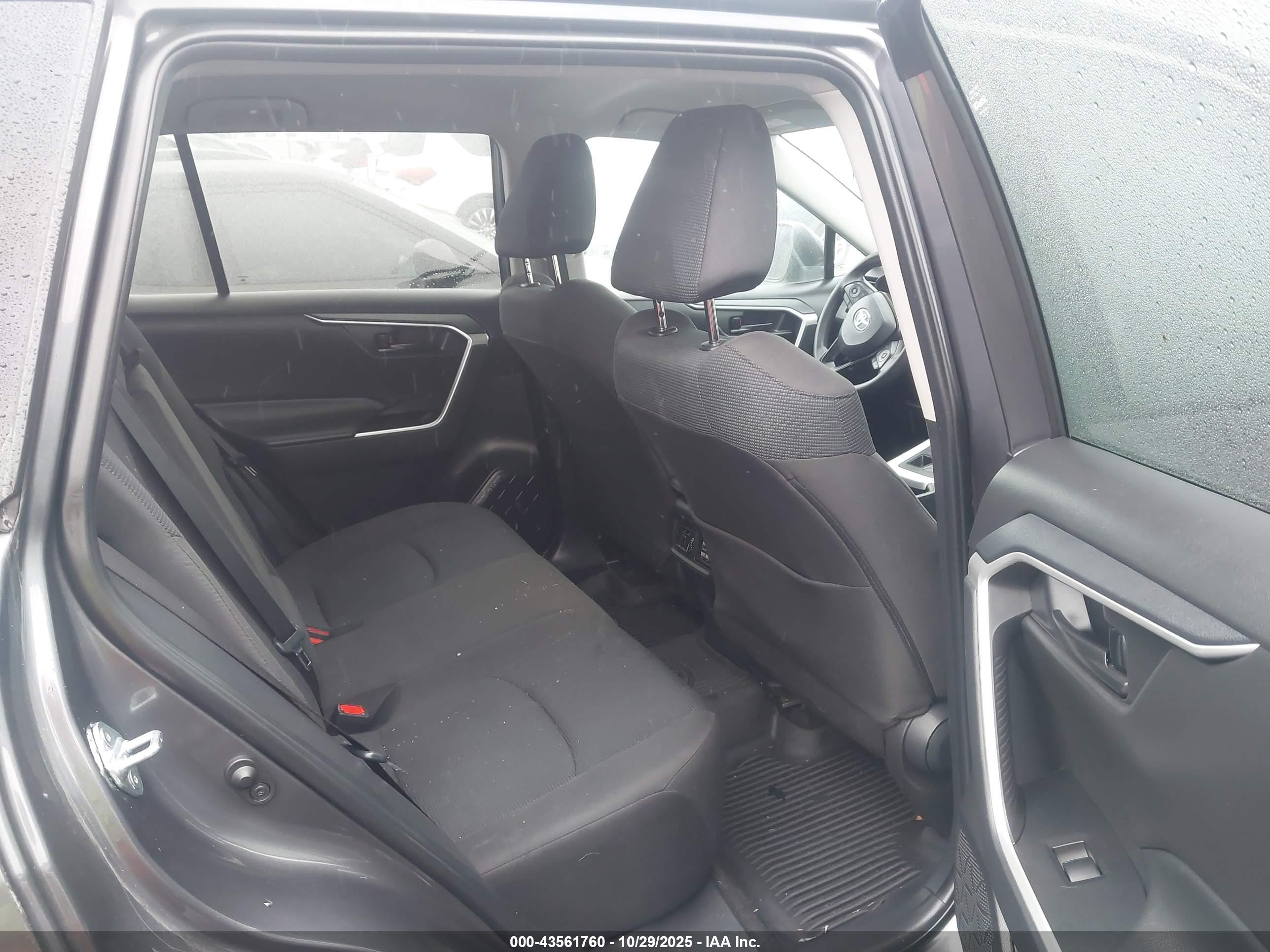 TOYOTA RAV4 image 8
