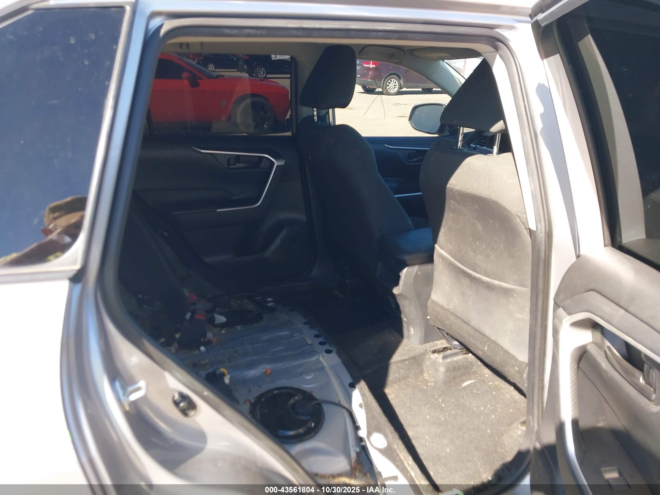 TOYOTA RAV4 image 8